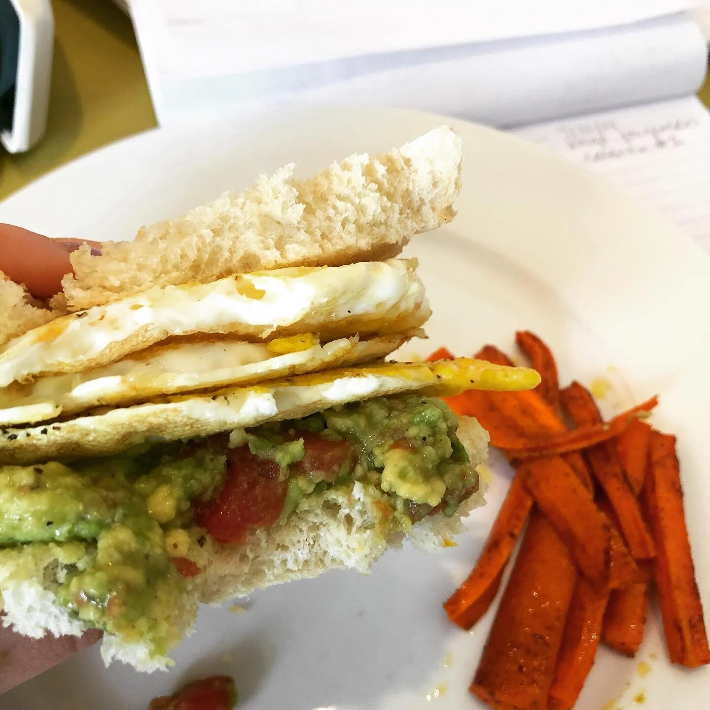 #follicularphase breakfast or lunch option: 

Egg 🍳 + Guacamole 🥑 Sandwich with a side of roasted carrots 🥕 

High quality protein + fats assist your body with hormone production as your hormone levels rise. 

Roasted (or steamed) veggies are easi
