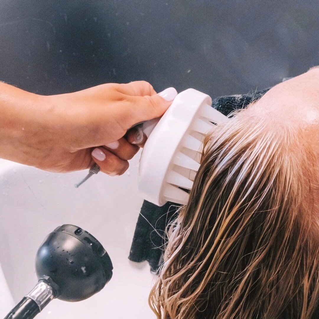 It's time to #treatyourself...book our 𝕔𝕣𝕠𝕨𝕟 𝕔𝕝𝕖𝕒𝕟𝕤𝕖 now! ⠀⠀⠀⠀⠀⠀⠀⠀⠀
⠀⠀⠀⠀⠀⠀⠀⠀⠀
What it is:⠀⠀⠀⠀⠀⠀⠀⠀⠀
We begin with a detoxifying hair bath using an exfoliating scalp brush. Following your exfoliation, we will concentrate on your pressure po