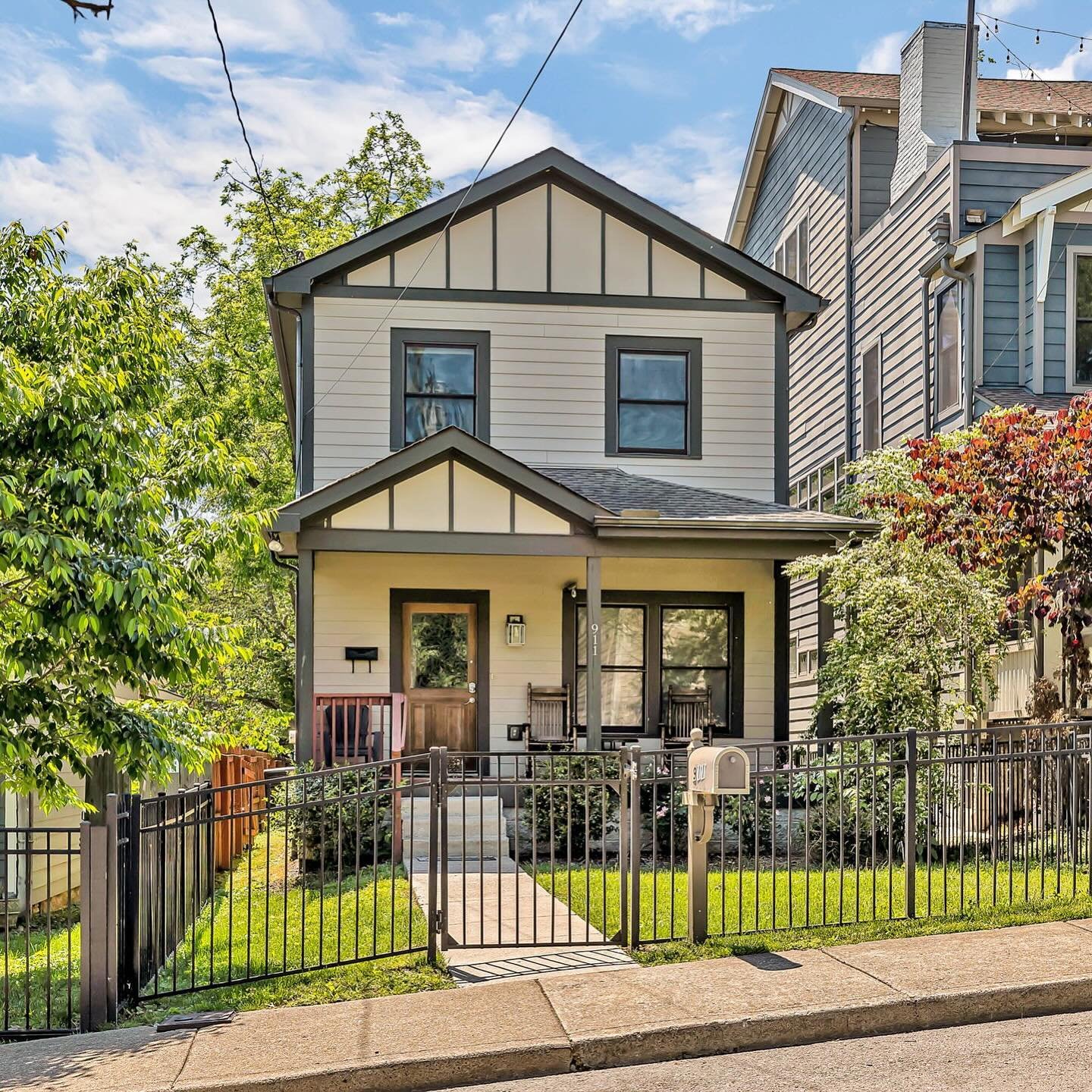 JUST LISTED in Hope Gardens/Germantown! 911 Warren st. Nashville TN🎉 
This 2130 sq ft. beauty in Germantown just hit the market for $799,000 (375 sq ft)!! This DETACHED home features a fenced lot, massive bonus room, first floor primary bed, large o
