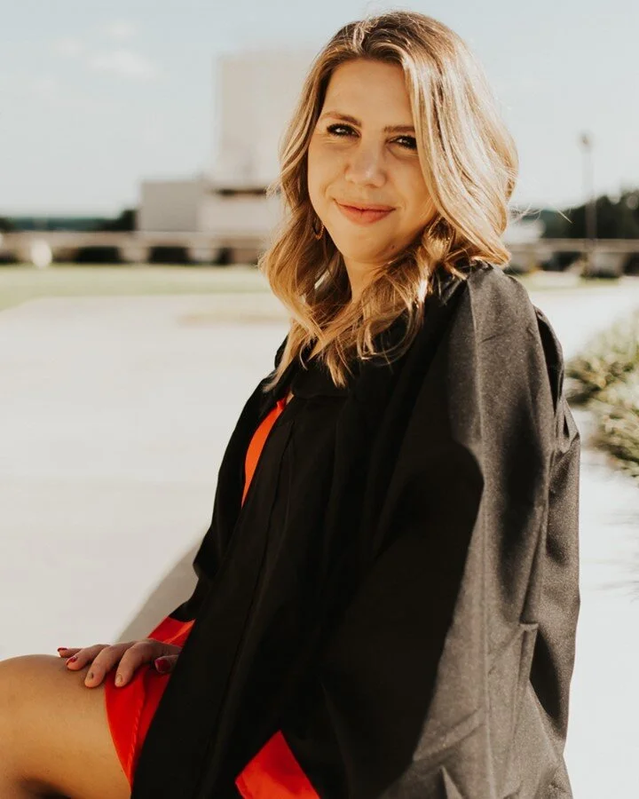 I just love grad sessions so, SO much. I think it&rsquo;s probably the enneagram 7 in me, but they feel like such a celebration! Don&rsquo;t forget to enter my grad session giveaway before it closes Friday! 
*
*
*
#modernseniormagazine #posepatch #se