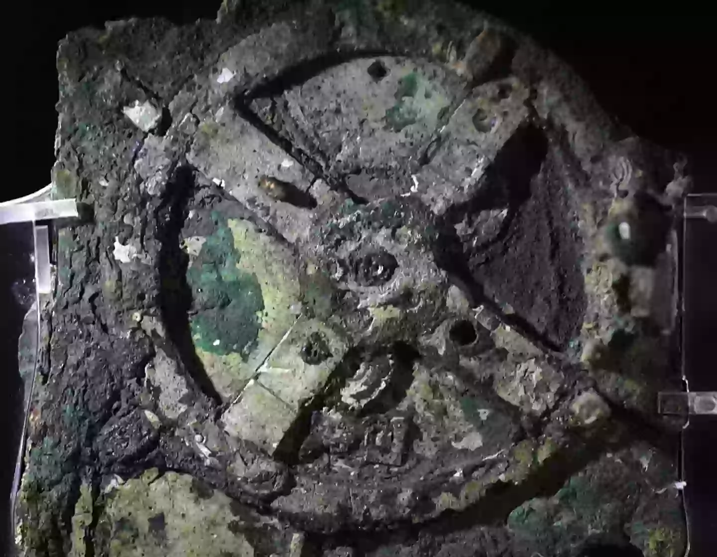 2,000-Year-Old Ancient Computer That “Shouldn’t Exist” Once Deemed ...