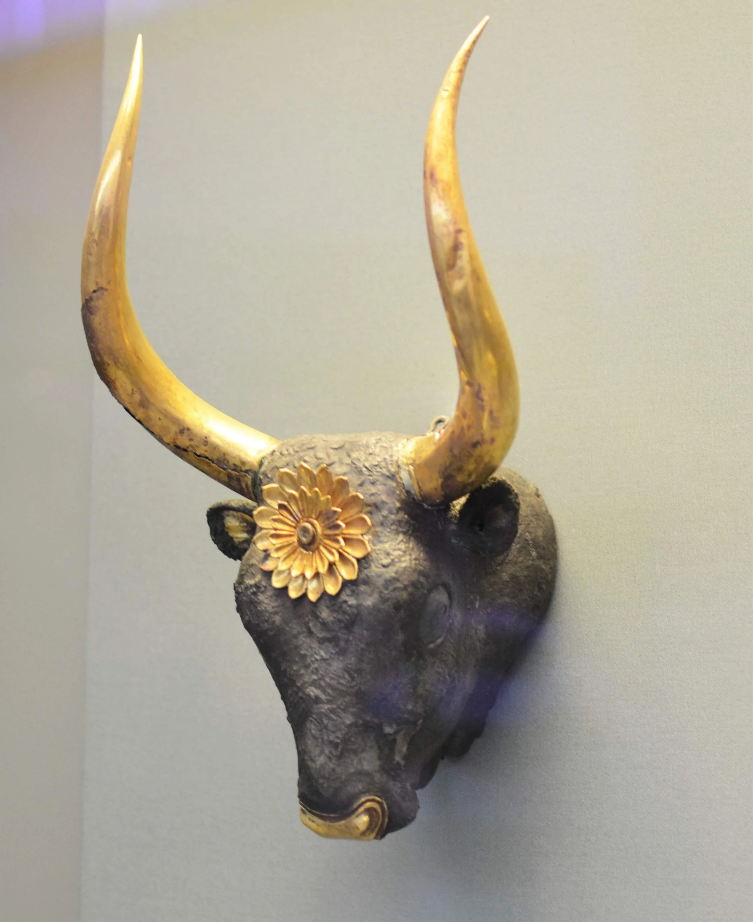 Ur Gold Rhyton Bull’s Head Rhyton: A Ritual Symbol of Minoan Crete, Mycenae, and Beyond