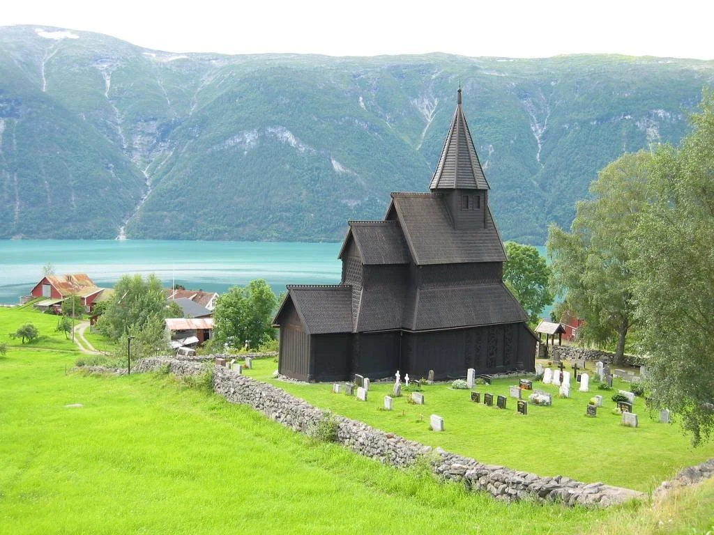 Urnes_Stave_Church_1.jpg