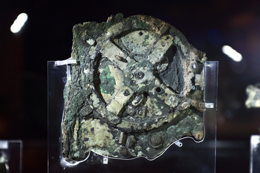 Discovered in a shipwreck in 1900, the Antikythera mechanism is ...