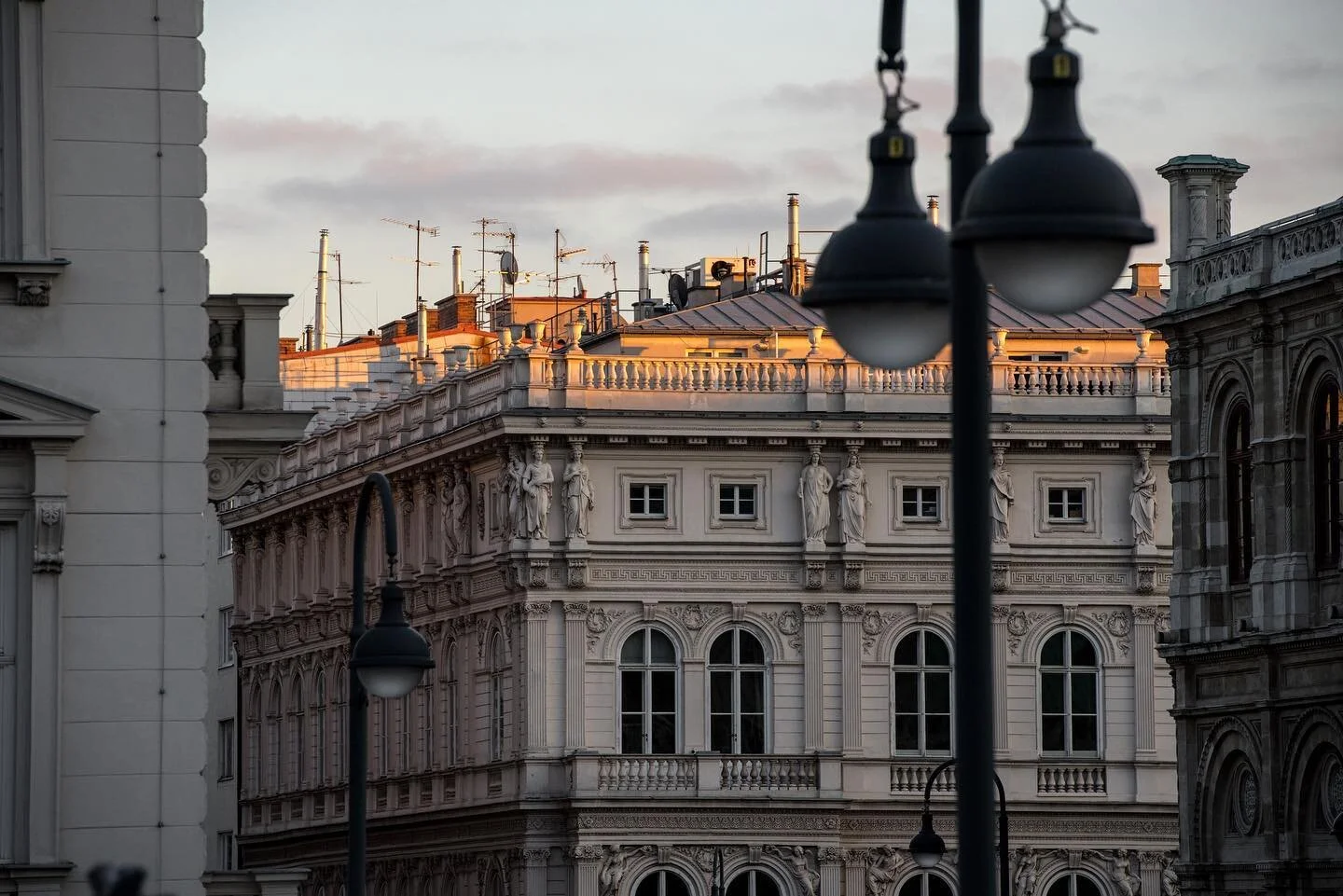 sunsets over vienna ✨🌞🌅 .
.
.
.
.
#wien #vienna #austria #sunset #city #albertina #museum #city_explore #seemycity #instavienna #ilovevienna #igersaustria #igersvienna #discoveraustria #citylimitless #nikonphotography #unlimitedcities #thecreative 