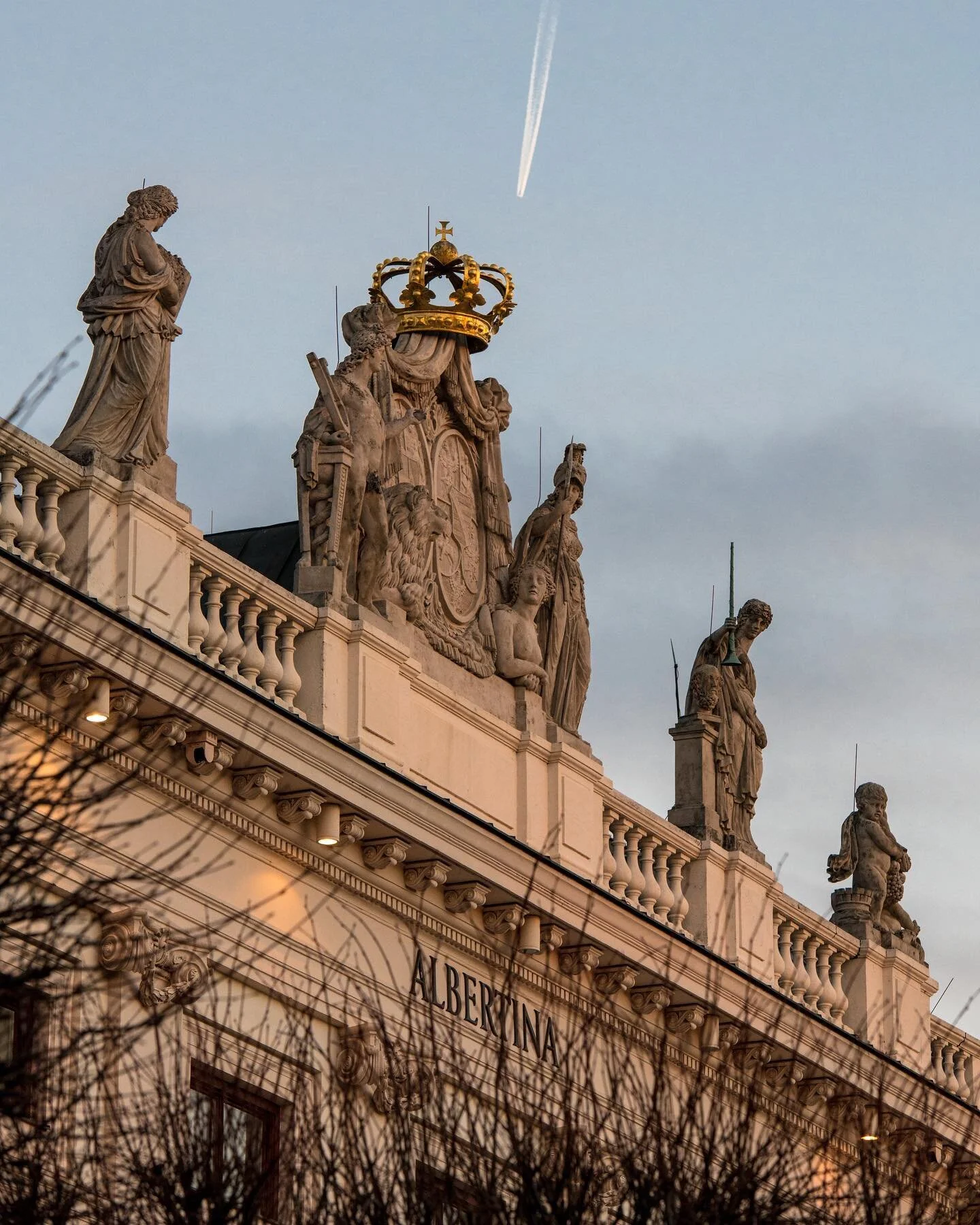 beautiful sunsets - to a happy new year 2020! .
.
.
.
.
#wien #vienna #austria #sunset #city #albertina #museum #city_explore #seemycity #instavienna #ilovevienna #igersaustria #igersvienna #discoveraustria #citylimitless #nikonphotography #unlimited