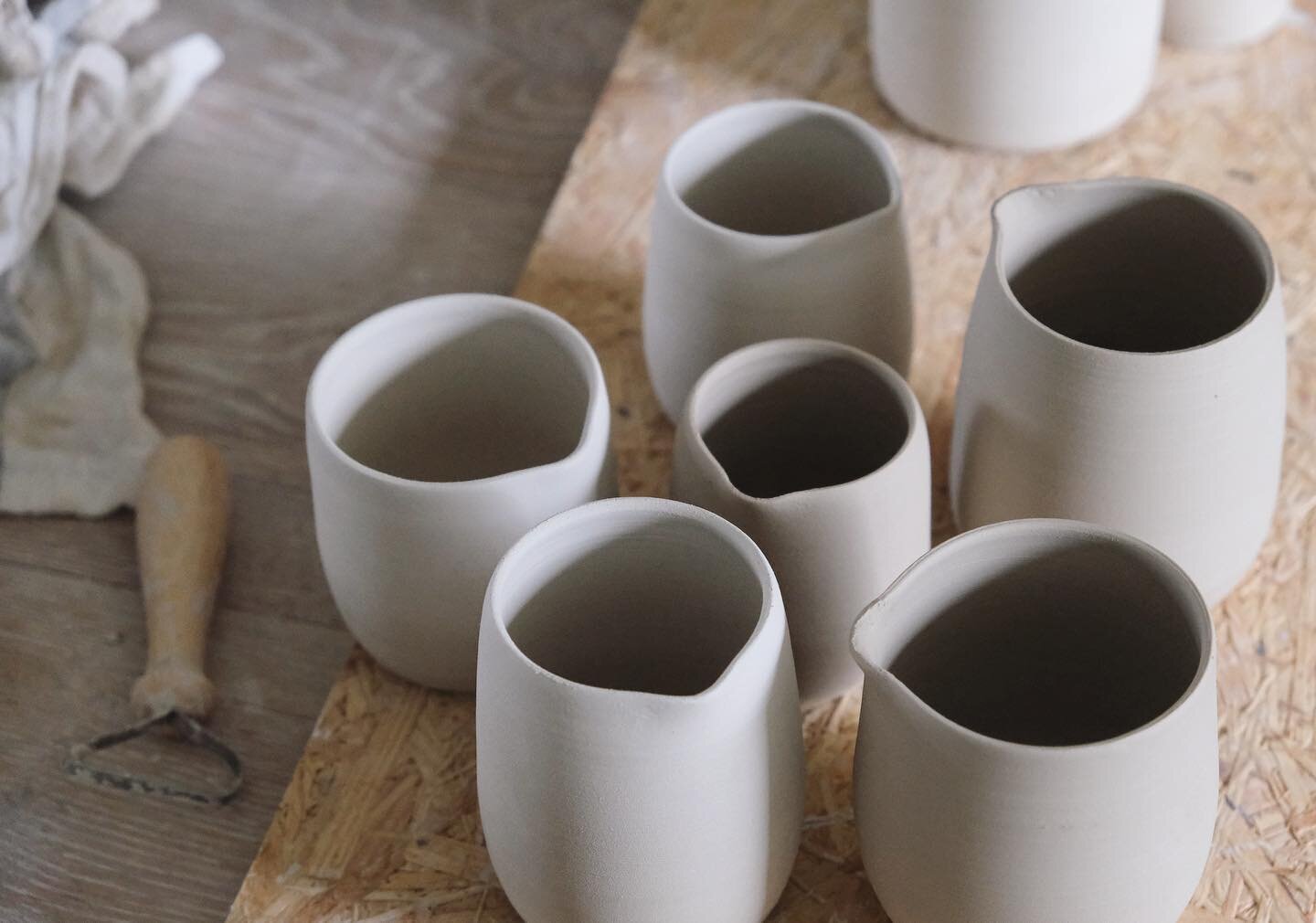 Liebe Gr&uuml;&szlig;e aus der Werkstatt von trocknenden Milchk&auml;nnchen und mir! 🫶🏻

#ceramics #handmade #pottery #wheelthrown