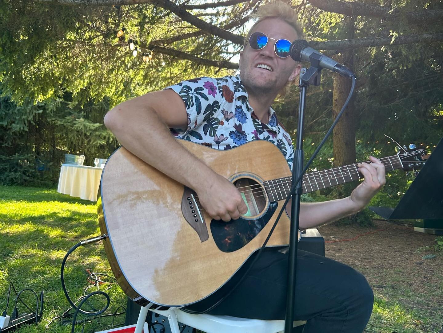 What a GAWJUSS wedding next to a mountain!!!! Big Mazel to @boogardancer and @jakeyjogs &mdash; what a gift to share in this joy with some serenades 🥰🗻❤️