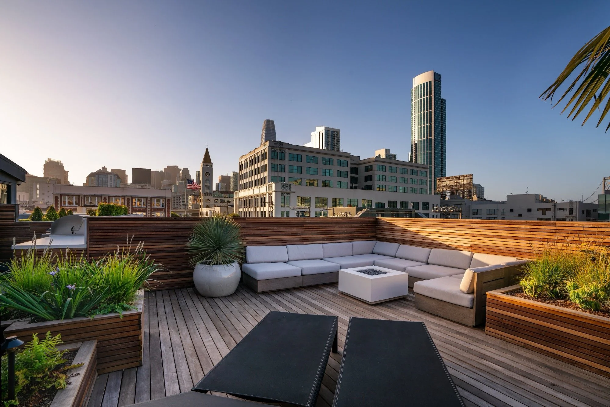 Roof terrace with lounge and wood deck in San Francisco's SOMA District