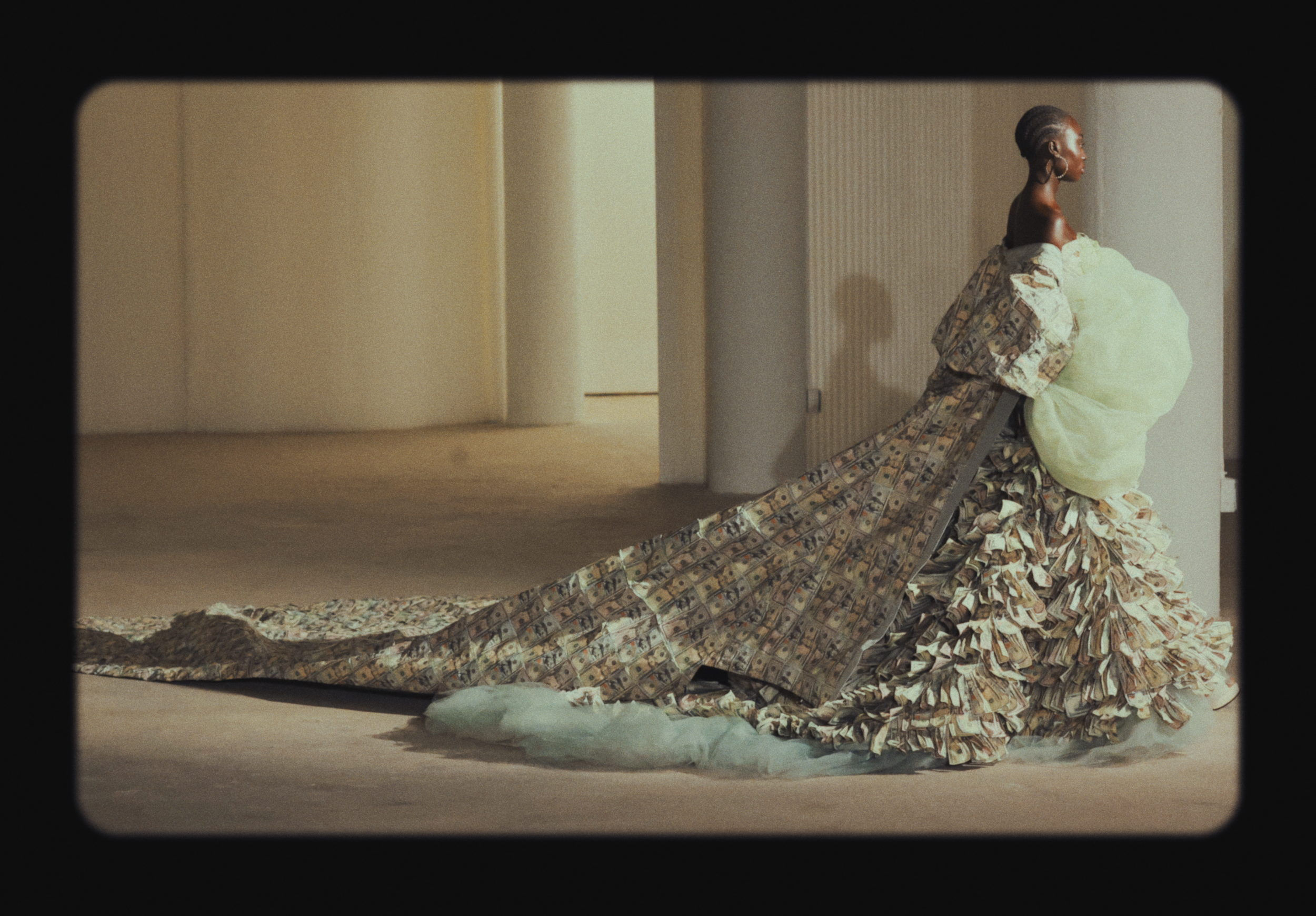 Essence - Smart Water_HQ Stills_1.35.1.png