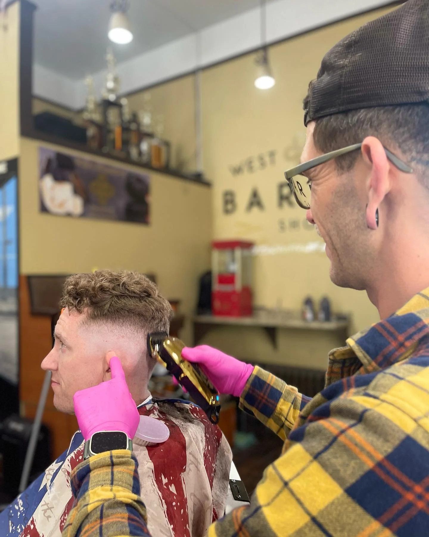 @thepeeplesbarber Bryan gettin his clients right🔥👊🏽 BOOK ONLINE
www.westparkbarbershop.com
.
.
@patrick_loyal 
@westparkpremierlounge 
@westparkpremierstudio 
@westparkstyleink 
@westparkeastlake 
.
.
#clevelandbarbers #westparkbarbershop #westpar