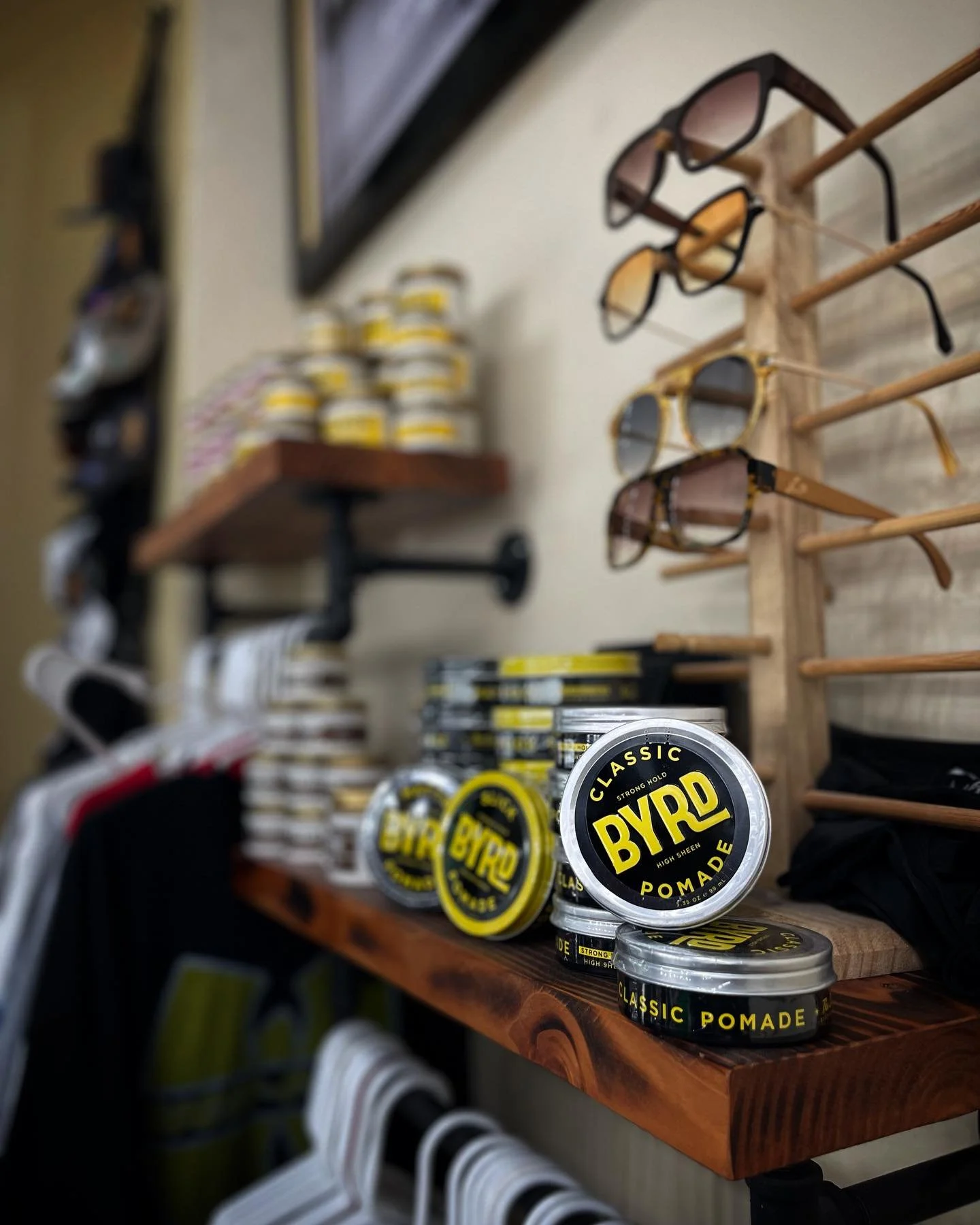 🐤PURCHASE @byrdhair PRODUCTS🐤
at our shops in Kamm&rsquo;s Corners!🔥
.
.
@westparkpremierlounge 
@westparkpremierstudio 
@westparkeastlake 
@westparkstyleink 
@patrick_loyal 
@brows_by_marissa 
@clunk216 
.
.
#clevelandbarber #clevelandbarbers #cl