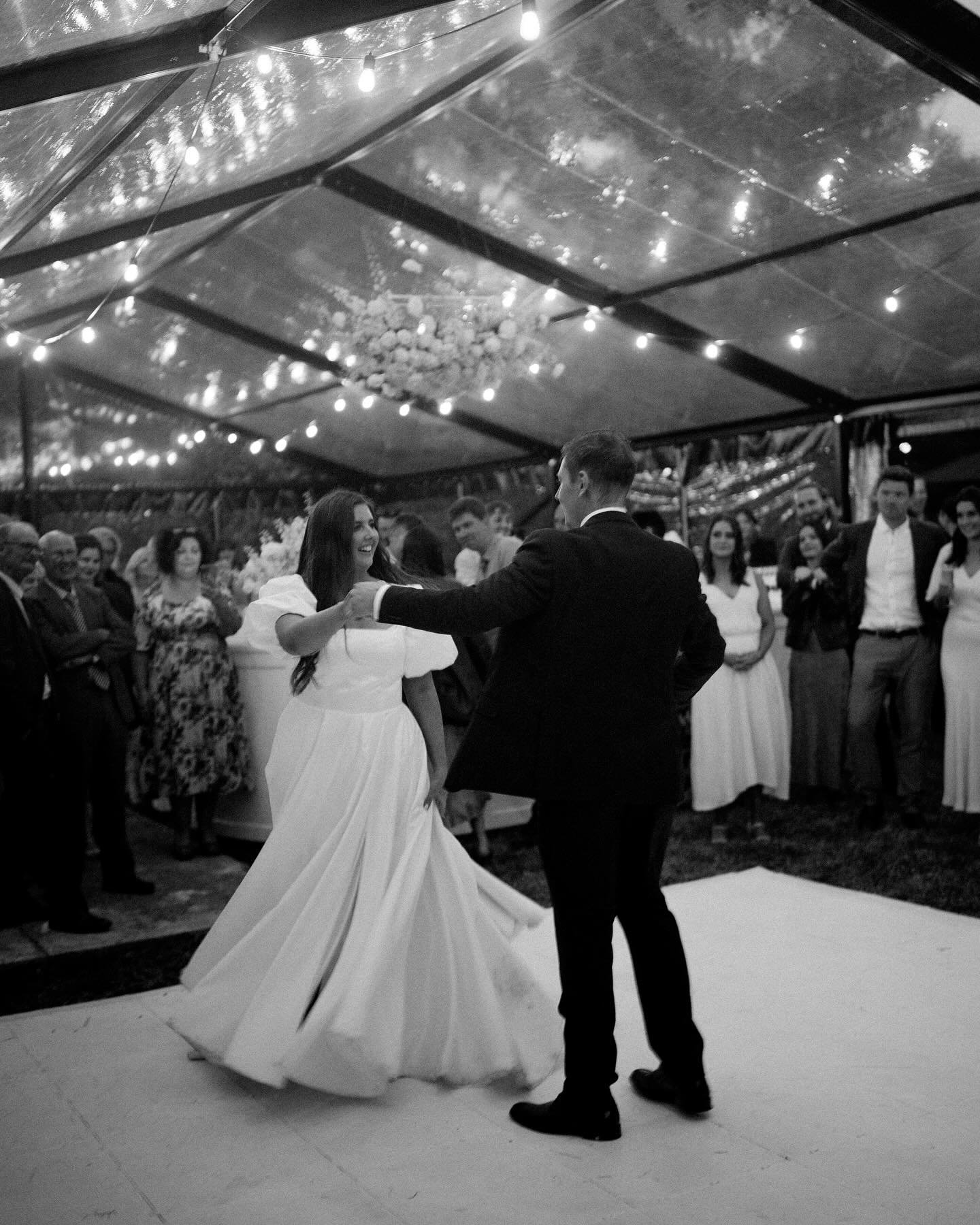 Dance floor in a clear marquee? It&rsquo;s a BIG yes from us!

📸 @emilyhugo.photography