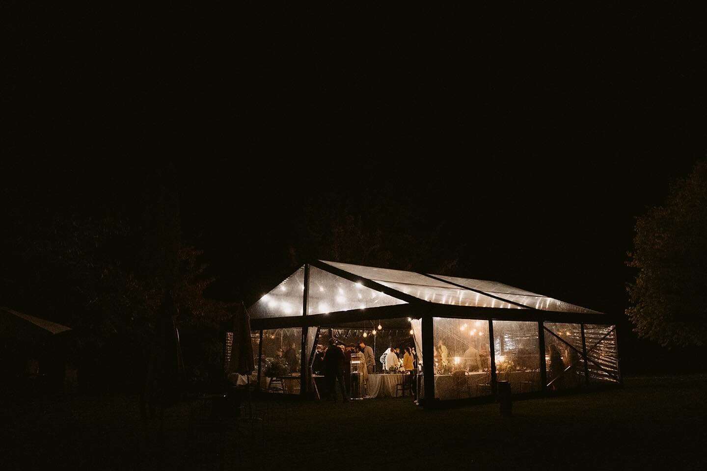 Our Alps Edition clear black frame marquee, under sparkly skies ✨ captured by @katerobergephotography 

Set up &amp; Coordination // @alexandrakatecreative 
Photographer // @katerobergephotography 
Location // @manatalodge