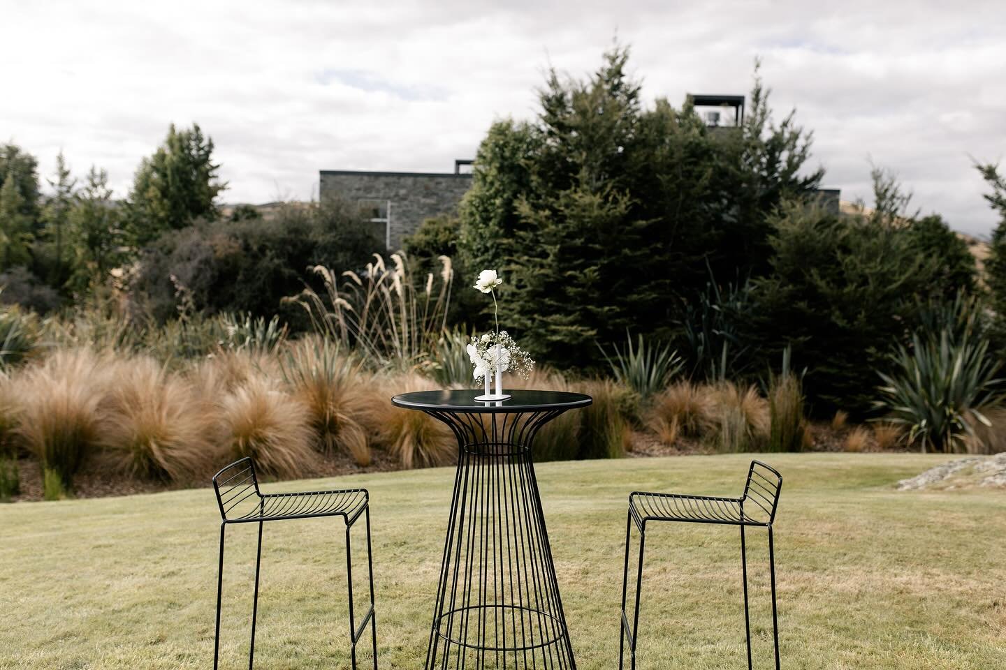 As the weather warms up, we&rsquo;re excited for cocktail hour setups 🍋🍸&bull; Featuring a season favorite: the black bar leaner and wire stools, also available in white. 

Image - @stephanandnakita 

#weddingfurniturehire #nzwedding #yougathereven
