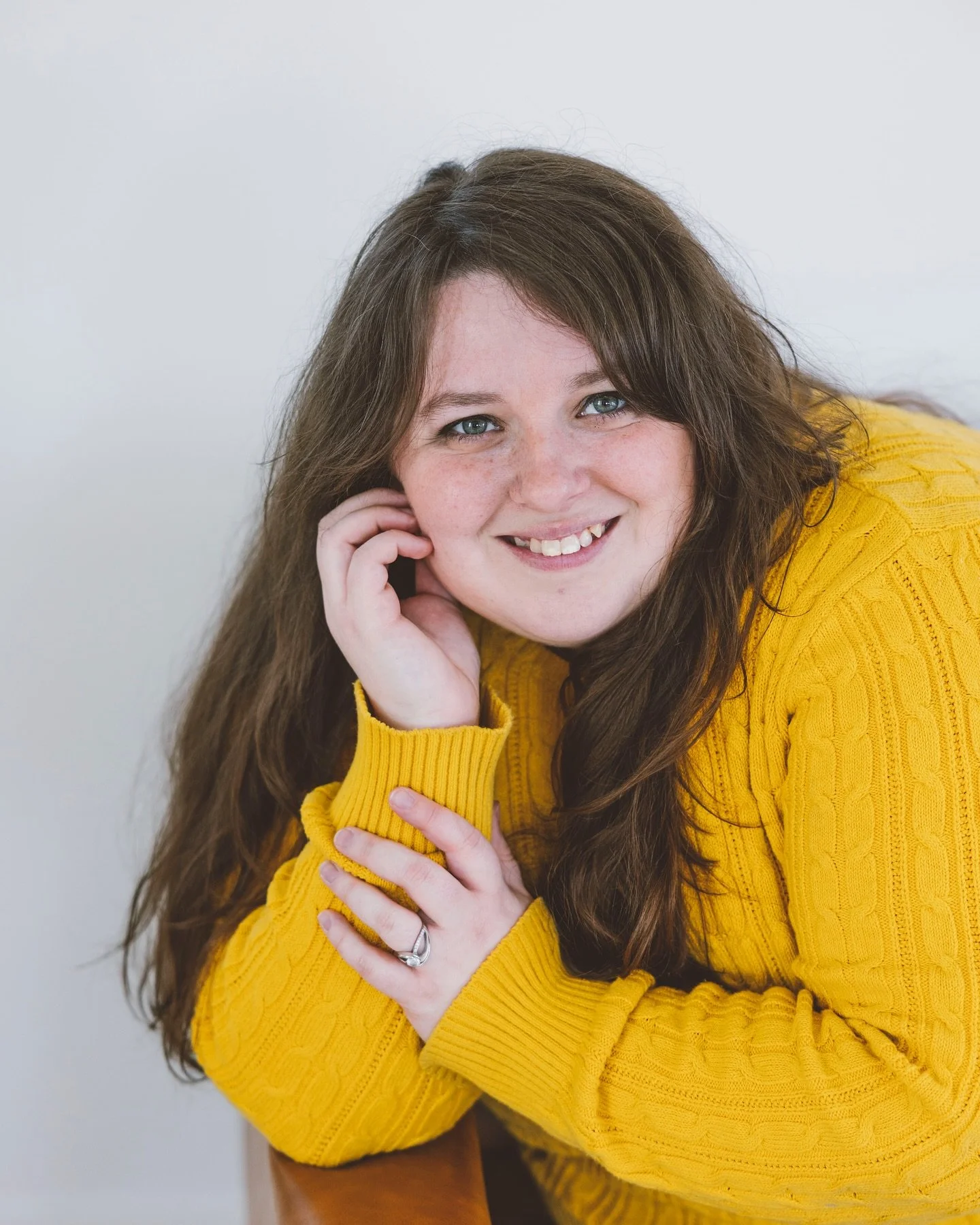 You just spent an hour trying to take photos for social media and you hate them all.

You sit down to look at all the photos you took and you feel so discouraged.

You were hoping that these new photos would help you show up with more confidence in y