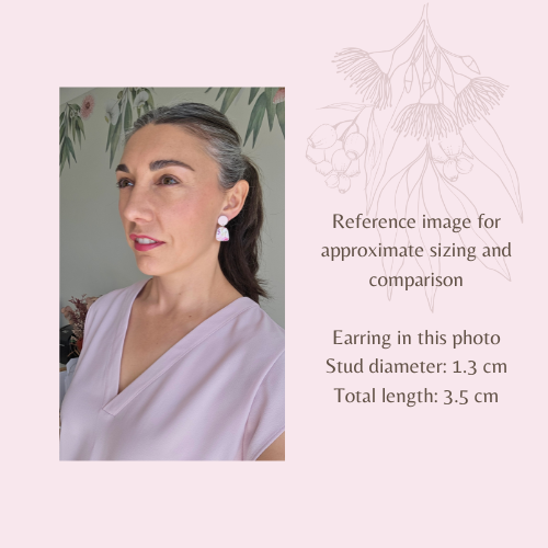 Woman wearing pink top and earrings, displayed for size comparison. Text indicates earrings have a stud diameter of 1.3 cm and a total length of 3.5 cm. Background has floral line drawings.