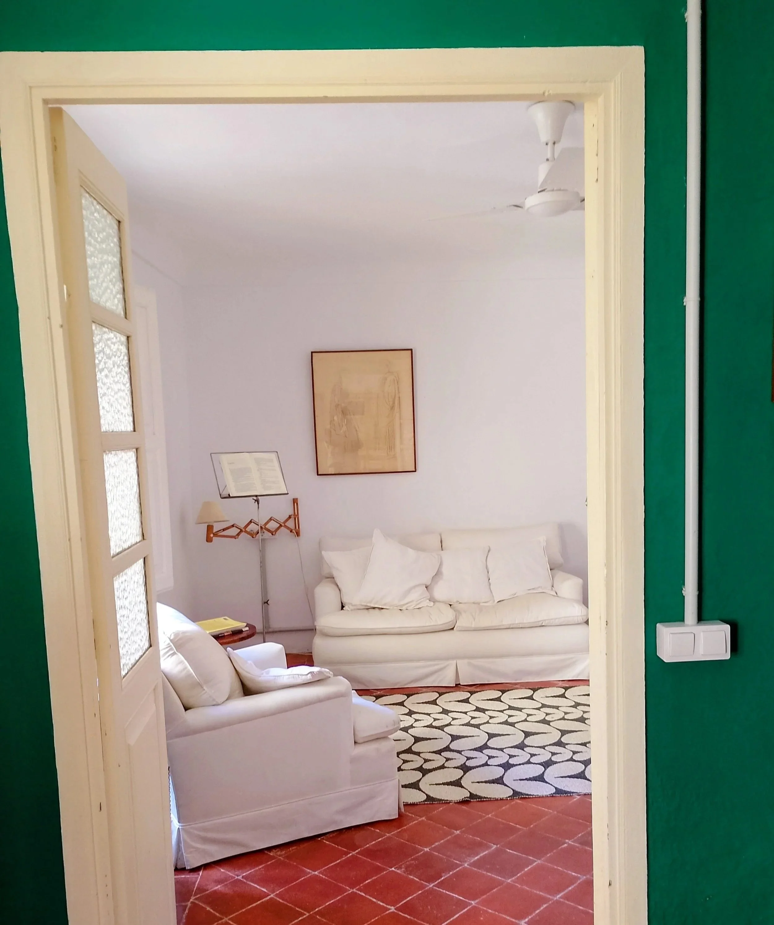 Esta sala tiene muchísima luz natural y un balcón que da a una plaza pequeña. Aquí los huéspedes sew rénen mucho para leerse unos a otros lo que están escribiendo. Hay quien viene a leerse a sí mismo.