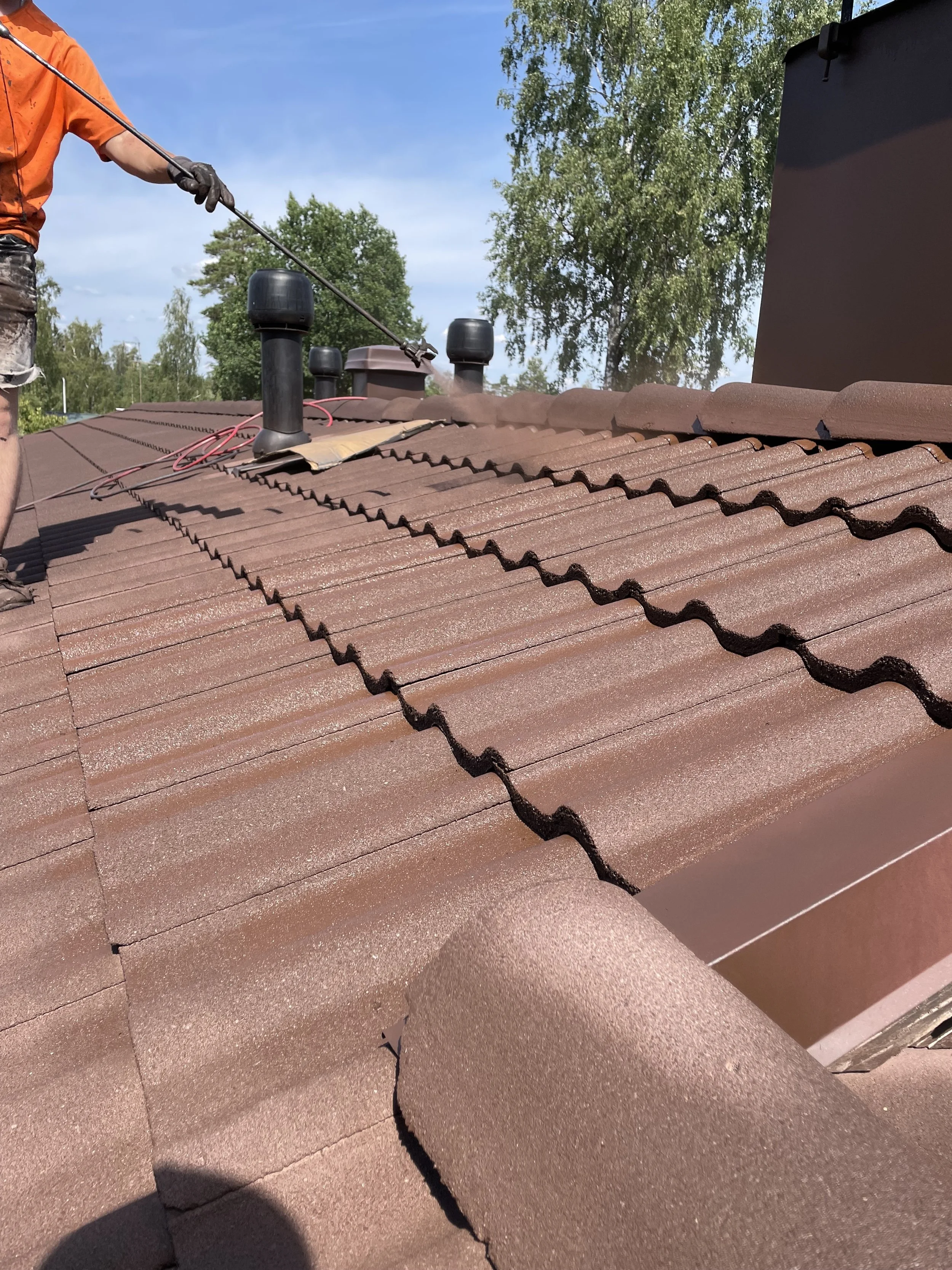 Mitä tiilikaton pesu ja pinnoitus maksaa?&nbsp;