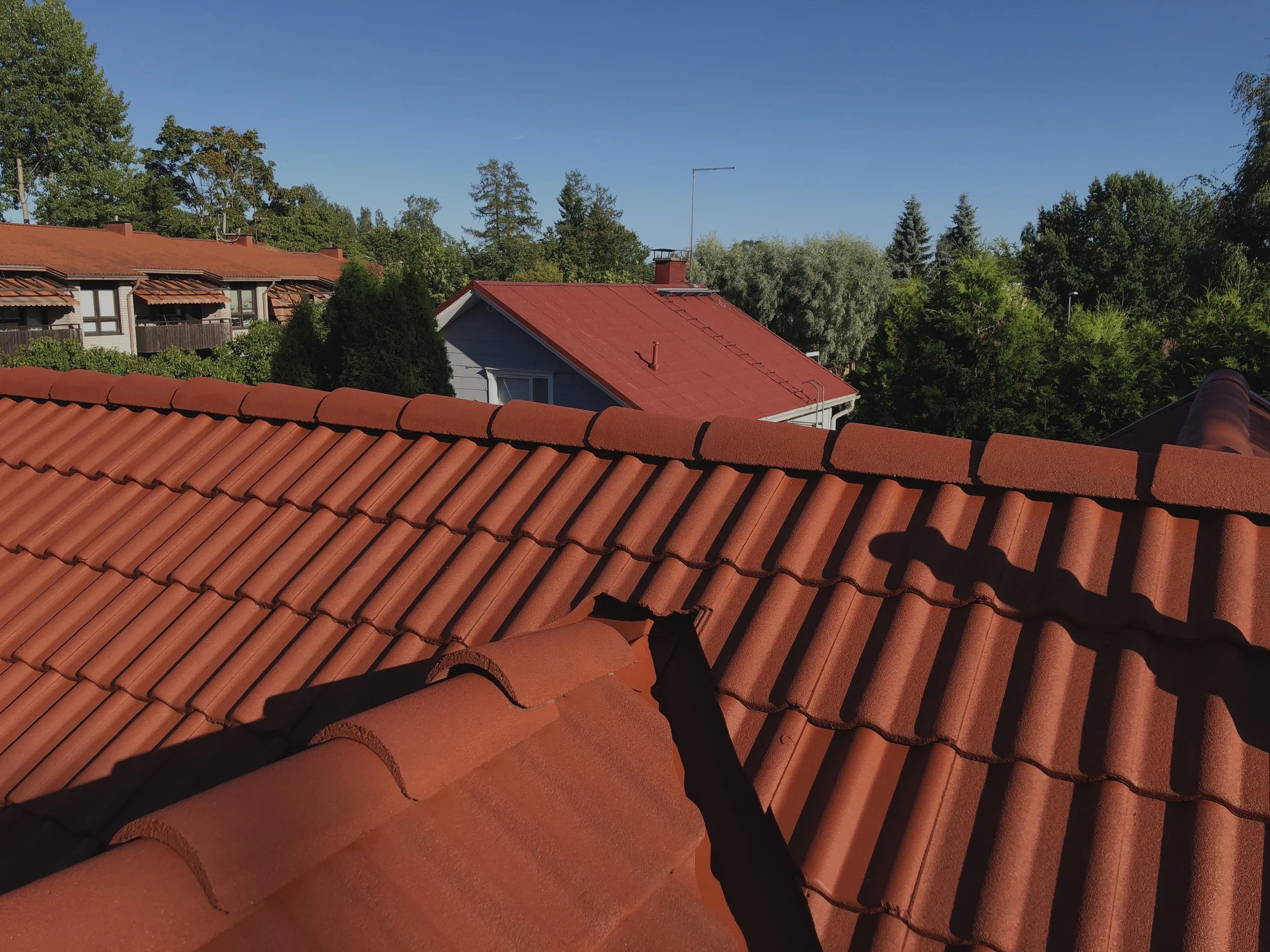 Miten tiilikaton huolto vaikuttaa energiatehokkuuteen?