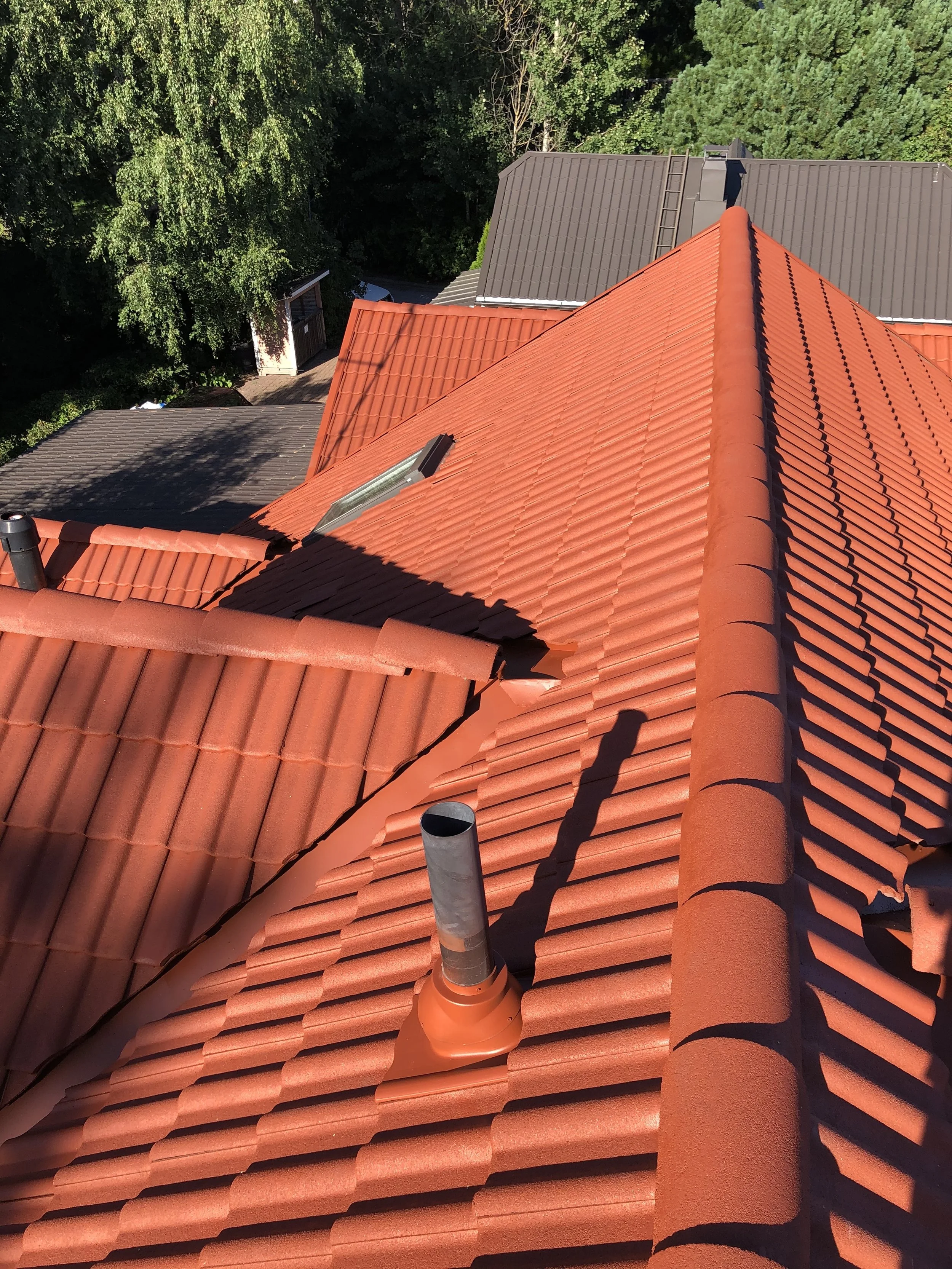 Tiilikaton pesu ja pinnoitus: Uusi ilme kattollesi