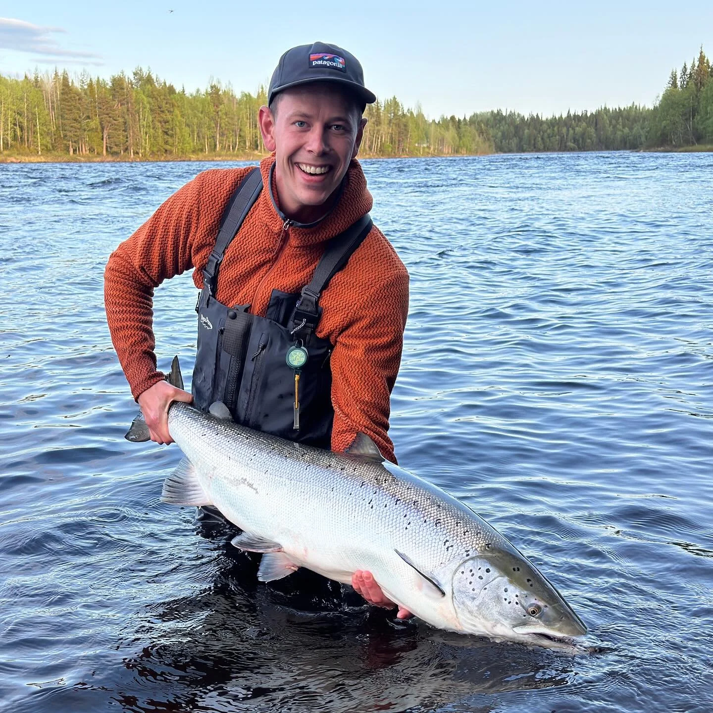 When dreams comes true 👇🏻 

This SALMON SUNDAY we will share a dream with you! 

@thomashjemsted_flyfishing starter his salmon fishing at a course in Denmark and quickly got it under his skin. 

In 2019 he visited Kengis Bruk for the first time. A 