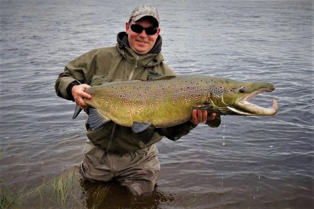 Late season - big fish 

We land big fish through out the whole season at Kengis Bruk and a late season coloured male fish will always be something special. 

Do you remember this 122cm fish from some years ago? 

#kengisbruk #flyfishing #kengisfeeli