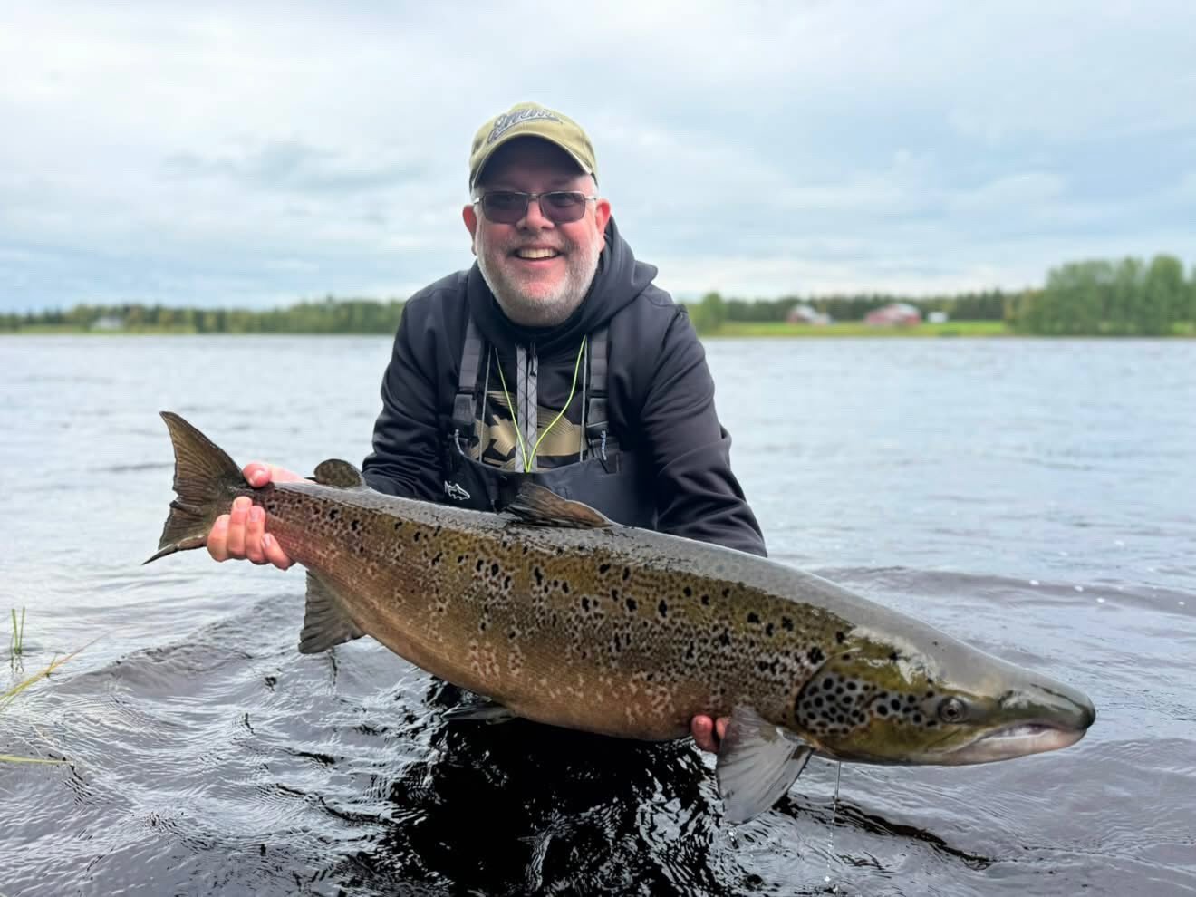 Big fish - big smile 

A fantastic season ending fish for @anders_oden 

Have you ever ended you season with a PB? 

#kengisfeeling #kengisbruk #balticsalmon #flyfishing