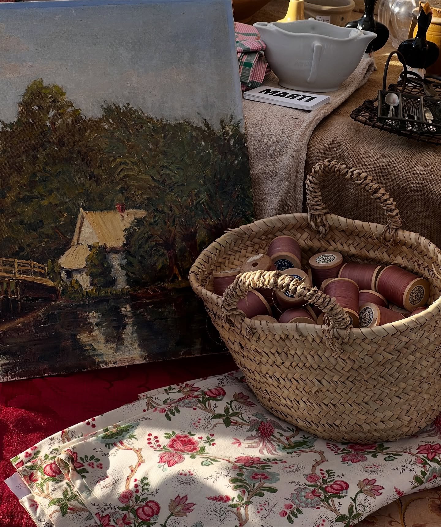 A weekend of antique shopping, autumnal dog walk, wine &amp; catchups, and halloween-y fun!🍂