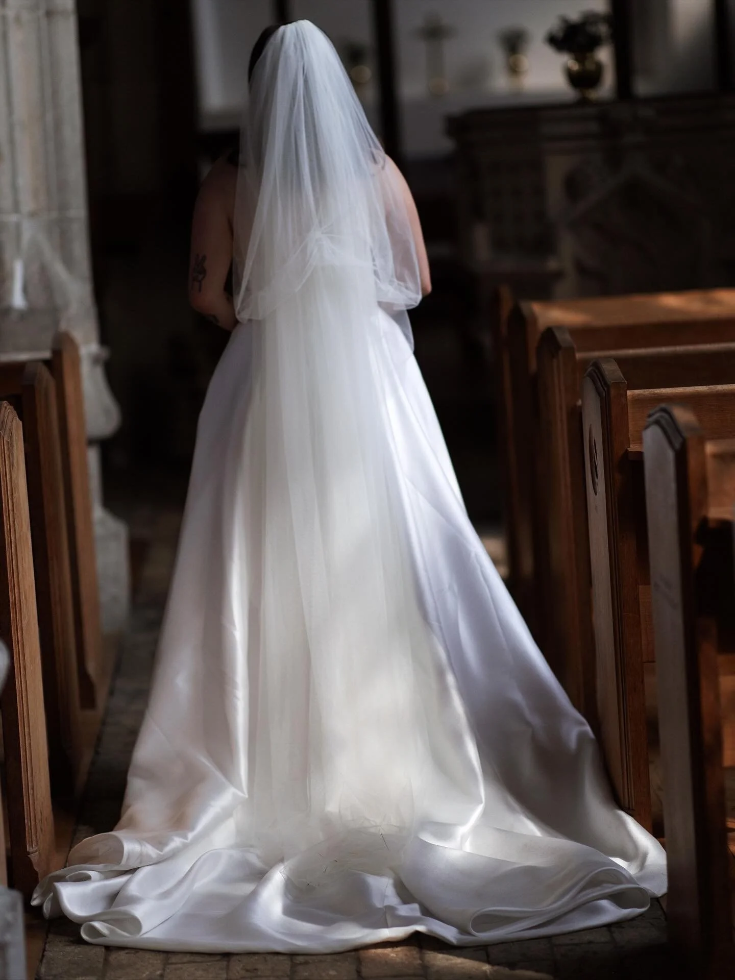 Can we take a minute for Frankie&rsquo;s spectacular dress, that veil and evening outfit change!

@josephkinermanphoto