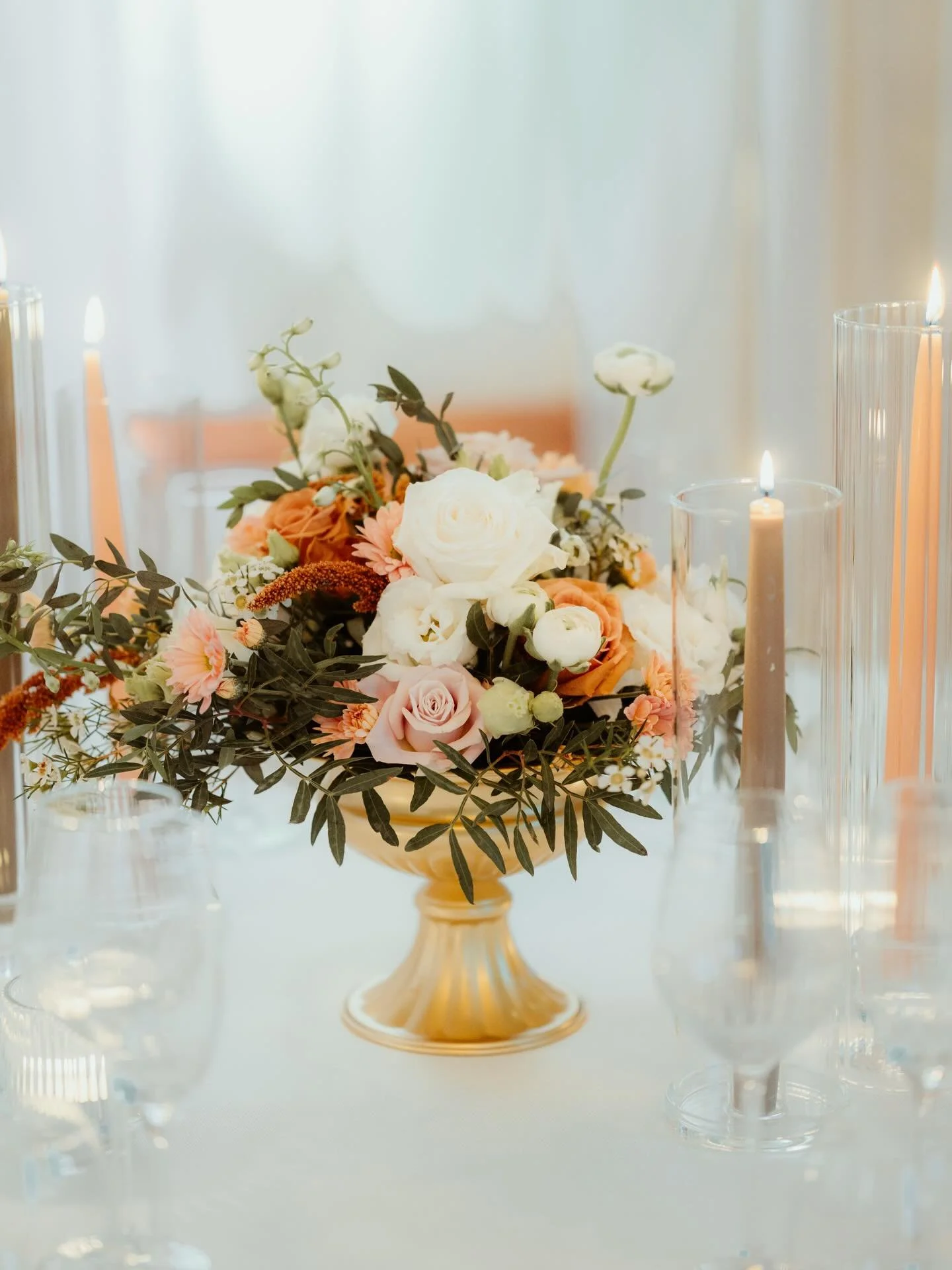 Supreme cosy styling by @partysquared_weddings &amp; @simplystunningflowers shot by @jesssoper from our last open evening.

Come along to our next open day in January to get some styling ideas ✨