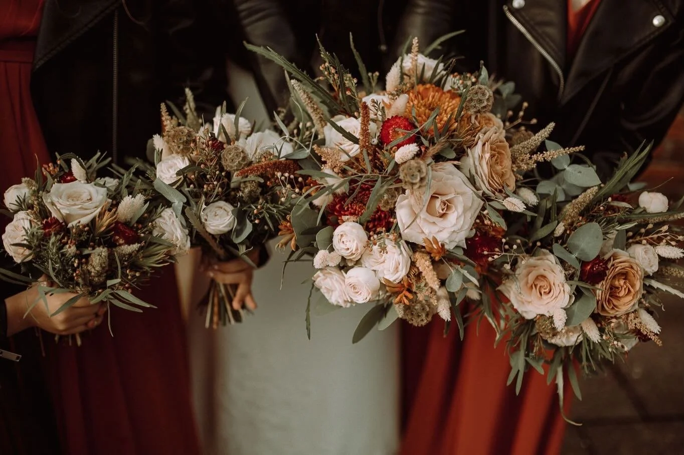 This is why @madeyoulookflowers is one of our top florst recommendations, look at those textures!

Beaut images too @mariewoottonphotography