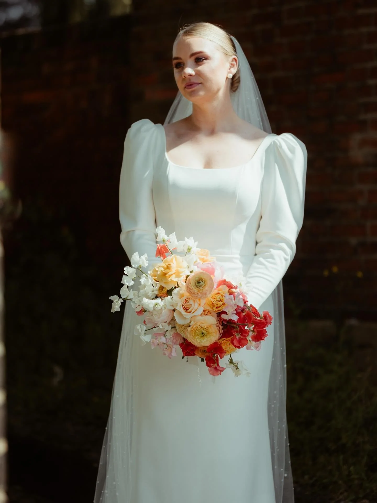 Who&rsquo;s ready for some brights!? This year&rsquo;s wedding trend colour is whites which does work SO well in the venue, but we do love a uniquely styled colour pop.

Incredible vision by our stunning bride 👏🏼 
Brought to life by @minouxflowers 