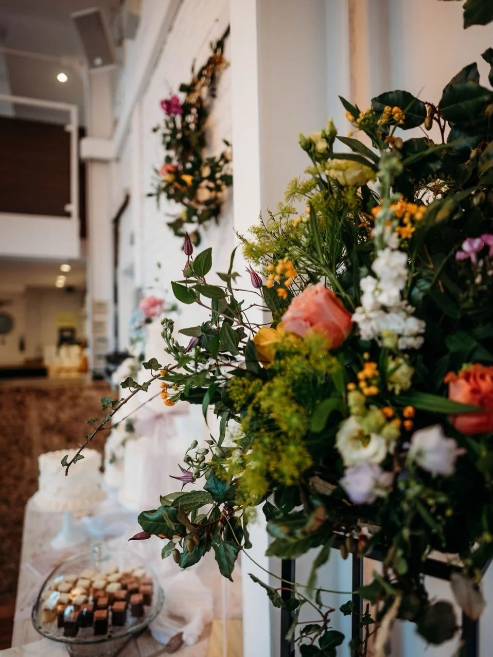 Adored these spring brights with a wild natural look and a pop of gold by @simplystunningflowers,  @partysquared_weddings and @crumbstocreations. The venue lends itself to so many different styles - if we do say so ourselves 😅

Thanks for the images