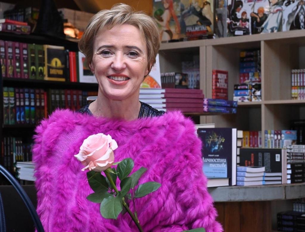 Liz with the flower from designer Hristo
