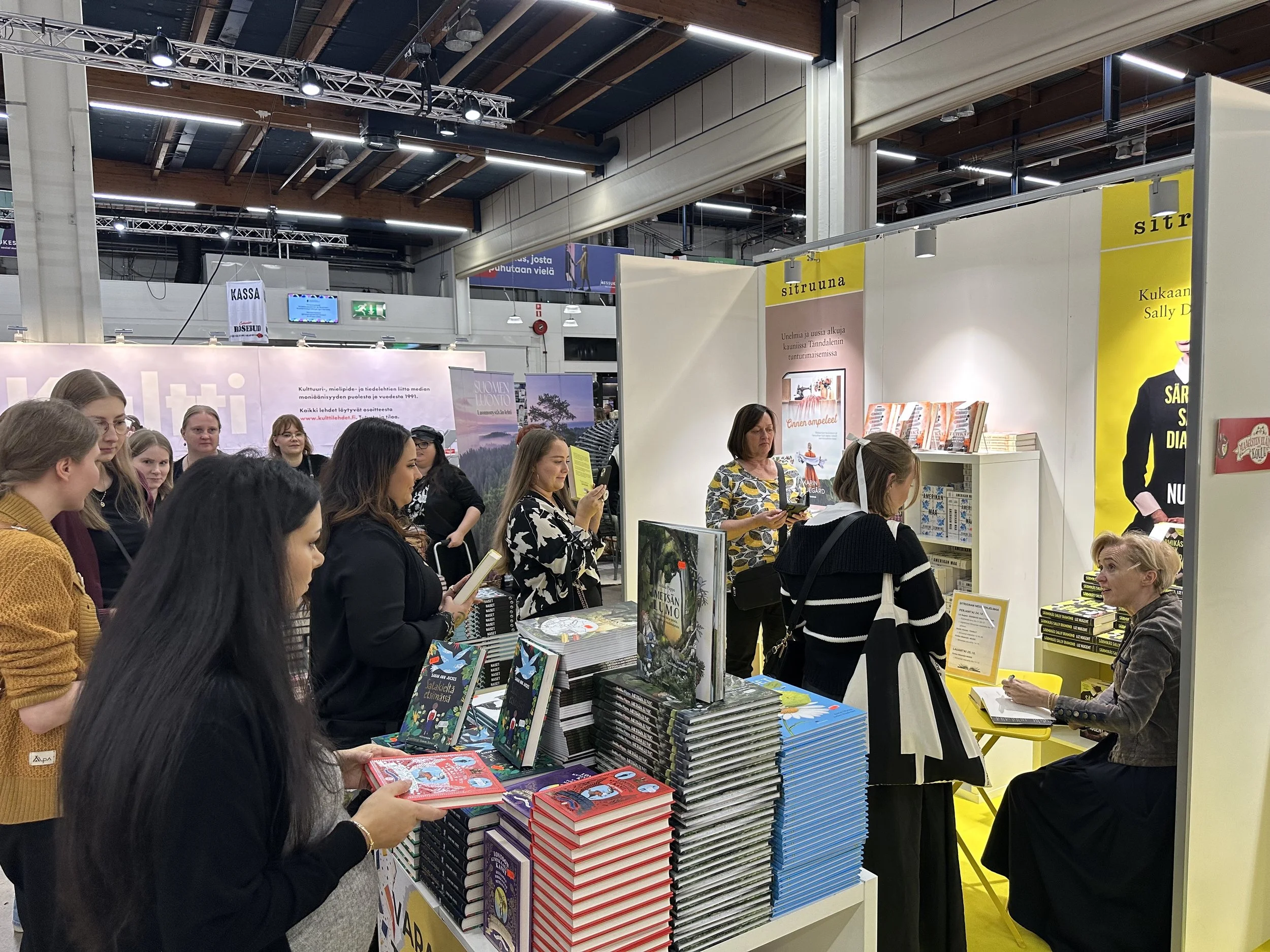 Liz signing queue Finland.jpeg