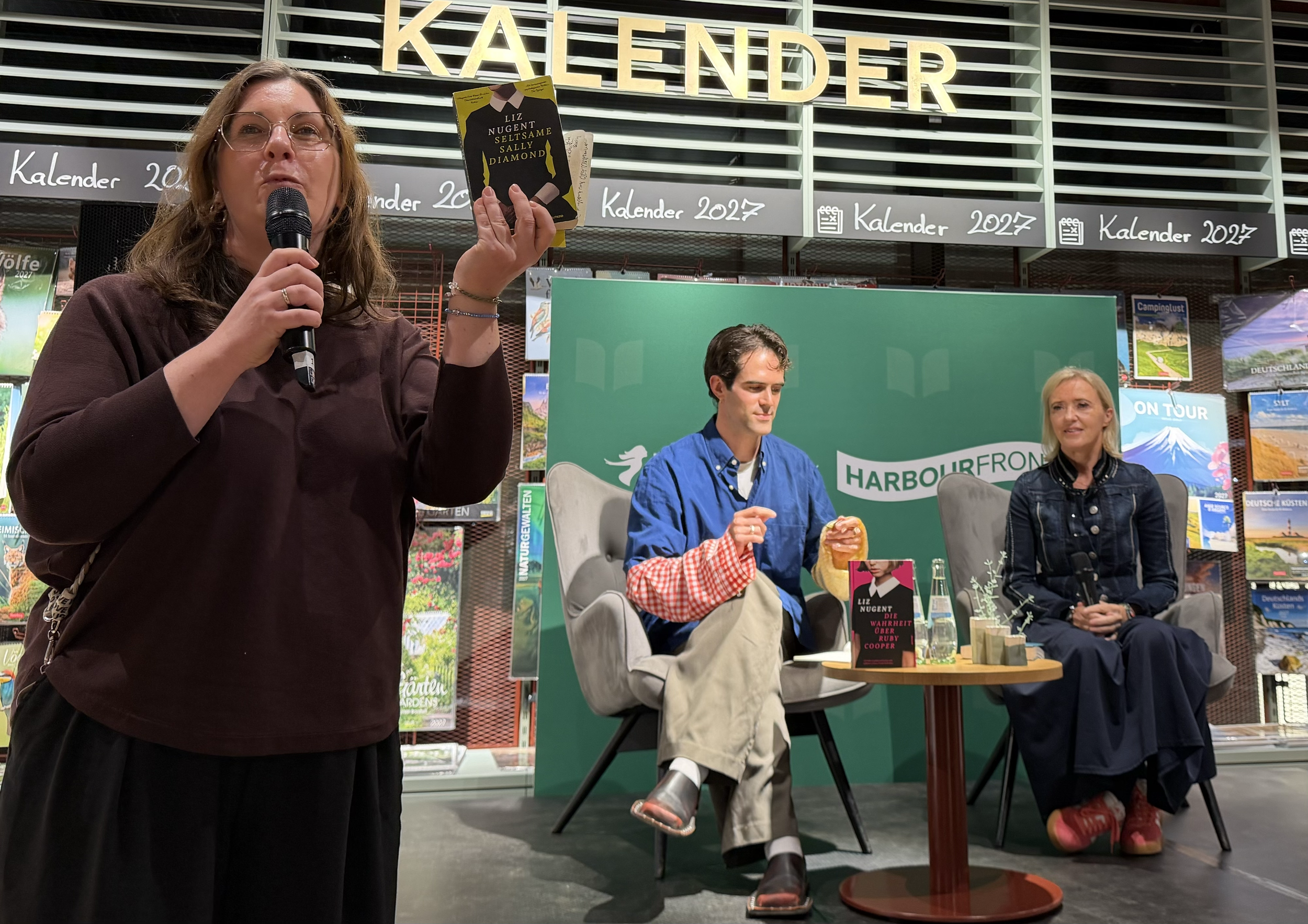 Daniela from the Harbourfront Festival in Hamburg introduces Liz and interviewer Samuel Benke