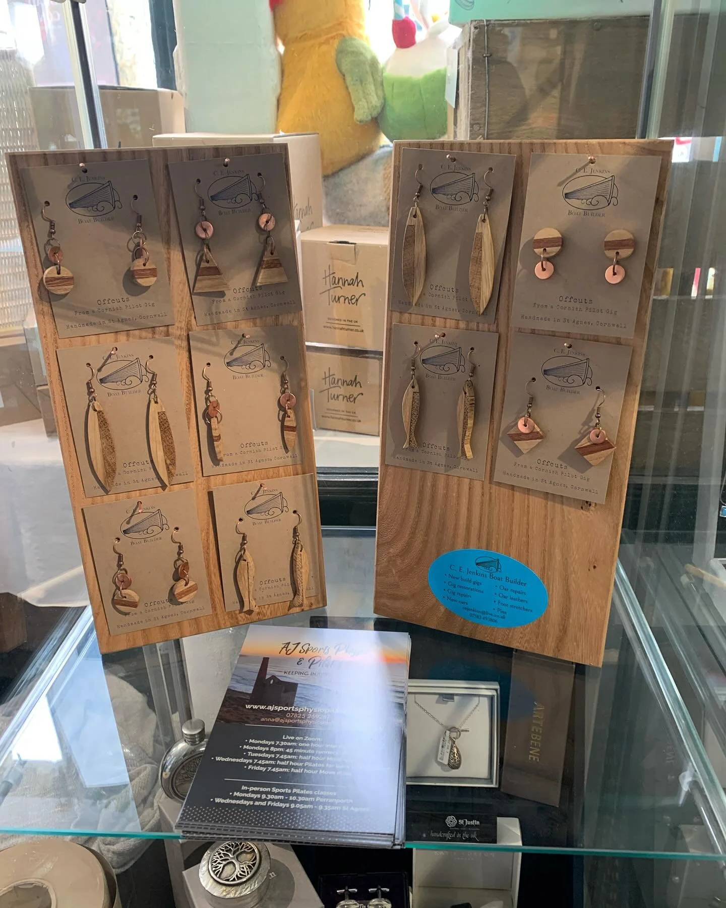 A quick visit to the workshop this afternoon with @cejenkinsboatbuilder and the kids to make this Elm display board and deliver to @churchtownarts ! 😃

#familybusiness #smallbusinesssupportingsmallbusiness #boatbuilding #womeninboatbuilding #cornish