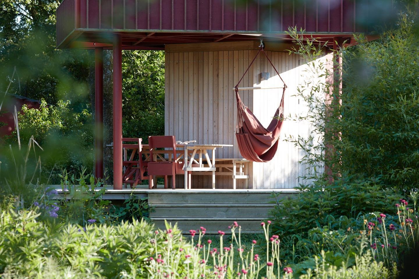 The dome comprises a giant geodome for relaxing and an outdoor pavilion for cooking and dining. Floating on a deck they combine to create a truly unique tree house in the trees.