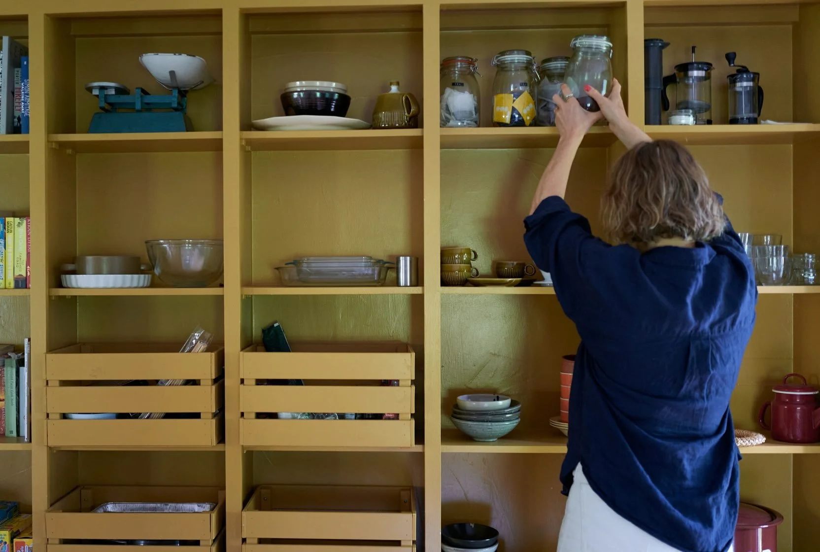 Everything in its right place. Our barn is our idea of the perfect holiday home. That means great design, good books (thoughtful &amp; pagecturners), comfy beds, heating &amp; woodburner, all the right kitchen utensils, board games and hammocks. 

Pl