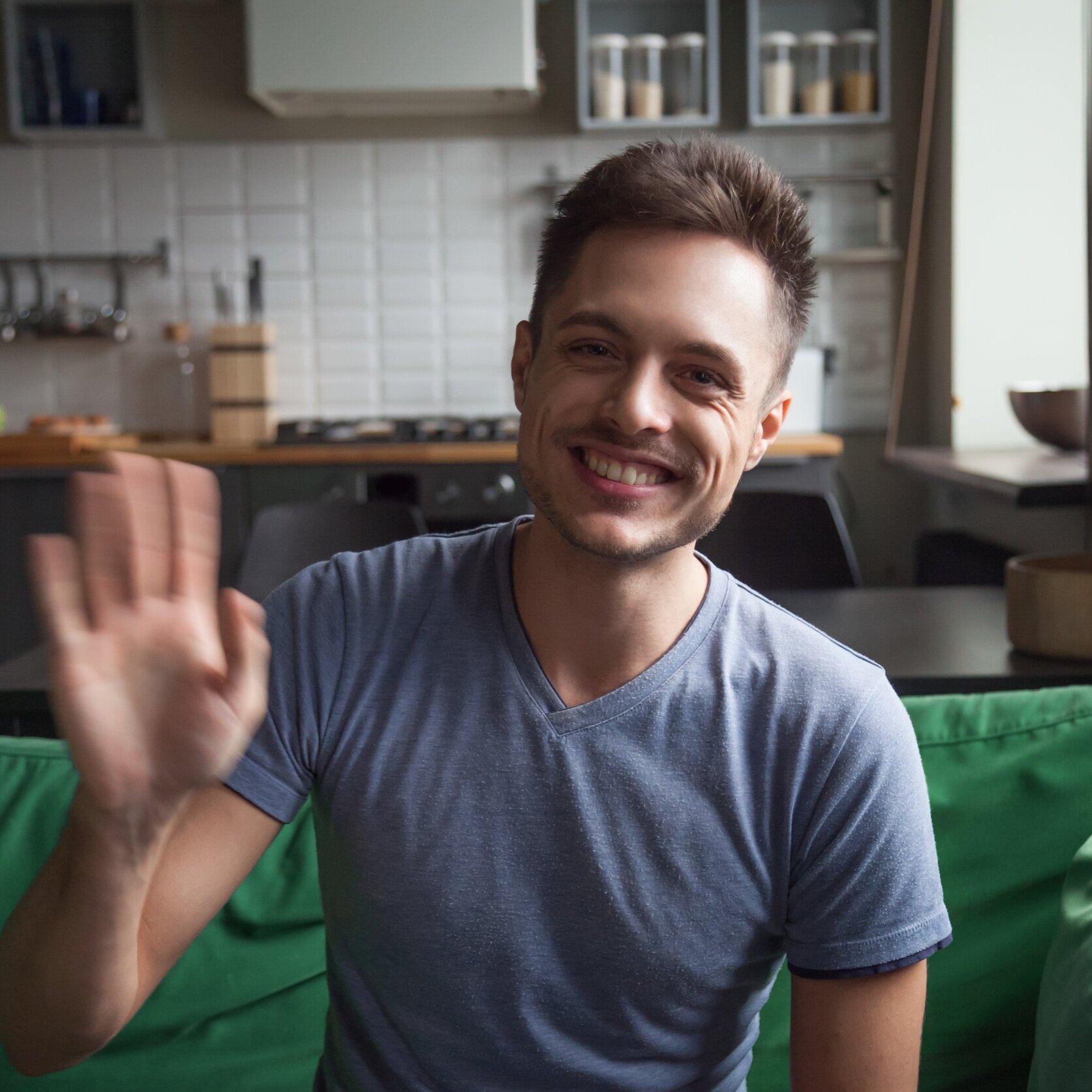 Smiling and waving. Девочка машет рукой. Девушка показывает гудбай. Девочка машет ручкой. Smiling and waving.