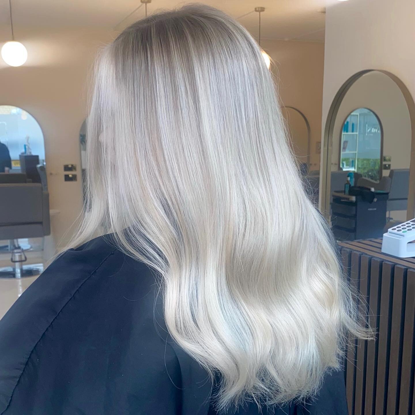 𝐒𝐔𝐌𝐌𝐄𝐑 𝐒𝐄𝐀𝐒𝐎𝐍 𝐈𝐍𝐂𝐎𝐌𝐈𝐍𝐆

New hair day for @pj.beth today using @moroccanoil colour 

Full Head Blonding using Blonde Voyage 

Root Shadow - Color Rhapsody 6/00 + 10vol
Mids &amp; Ends - Color Rhapsody 10/2 + 10.13 + 10vol 

Hair by