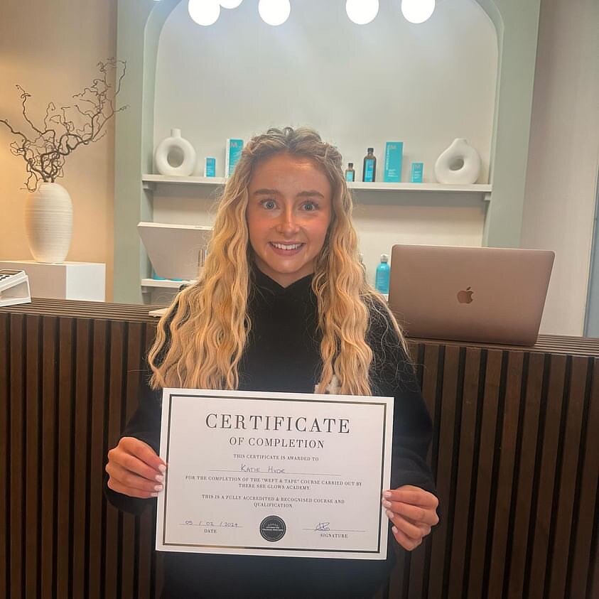 𝐓𝐇𝐄 𝐀𝐂𝐀𝐃𝐄𝐌𝐘

Another student qualified 🥹 @katie_libbyshairsalon smashing the &lsquo;Weft &amp; Tape&rsquo; Course today. 

Swipe to see the before, after and her first ever fitting 👏🏼🙌🏼