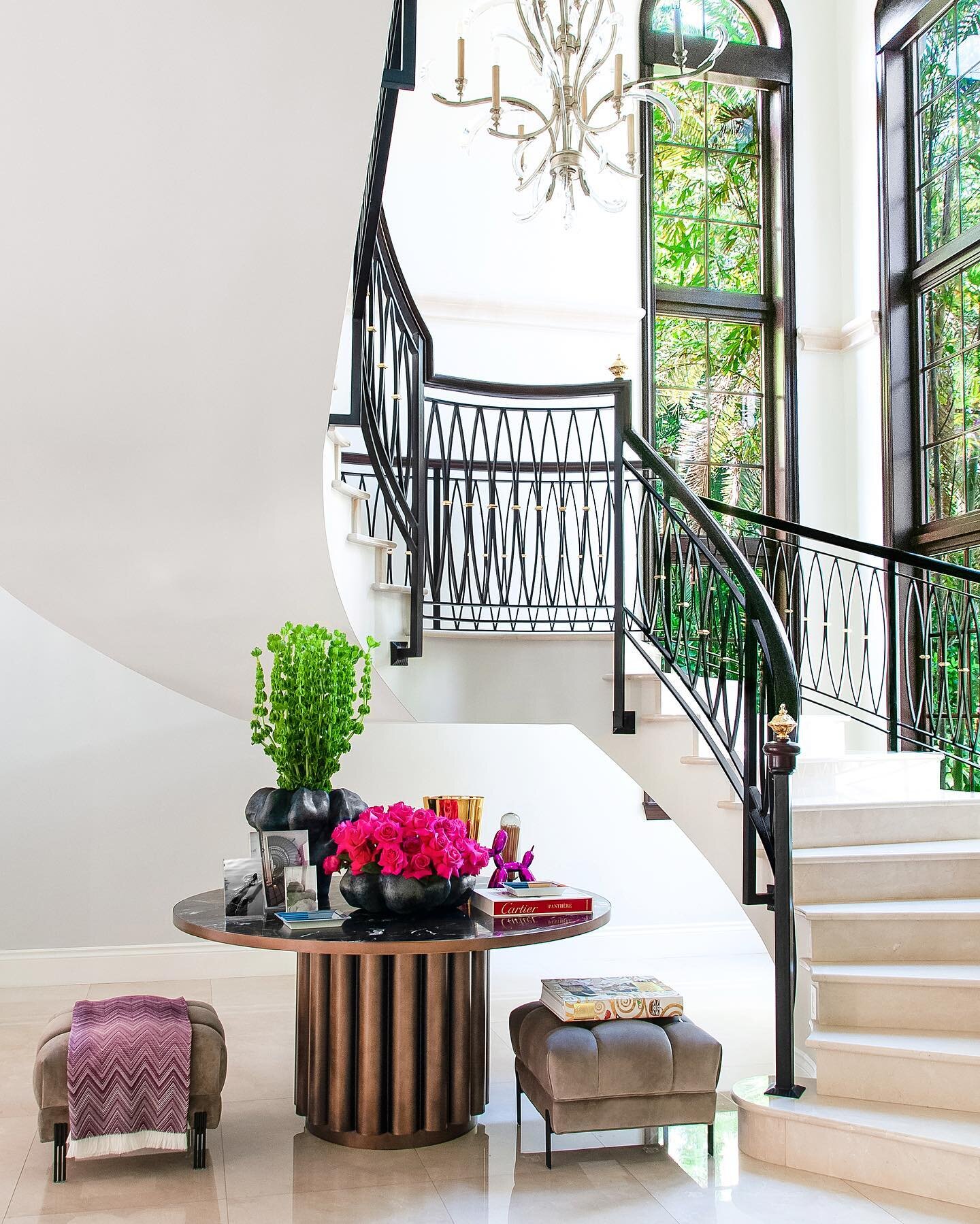 This house emits a mood the second you walk in! My goal in every project is to set the tone upon arrival 💜 Every space deserves the same attention to detail. 🌟

Photo by @ysv_photo 📸 
Dear client @lizcmess 💜
&bull;
&bull;
&bull;

#InteriorDesign 