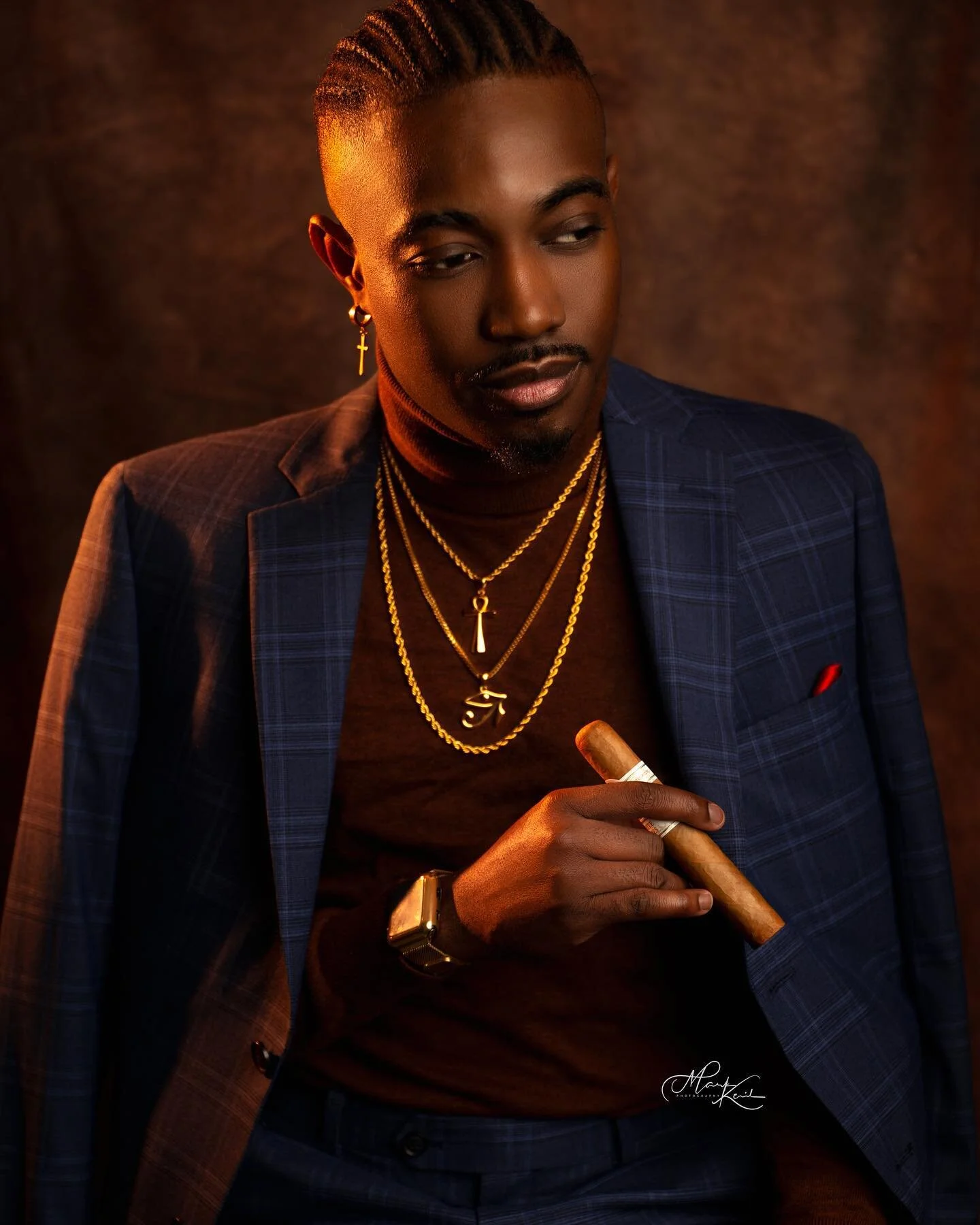 You can tell alot about a man by the way he dress!👔🤴🏾🤵🏽&zwj;♂️🤵🏽&zwj;♂️
.
.
📷 : Panasonic Lumix S1R 
LENS: Lumix S PRO 24-70 2.8 
👨&zwj;🎨: @mark.j  @__mkphotography____ 
.

#king #gq #dcphotographer #gqmagazine #dmv #redchair #redtabletalk 