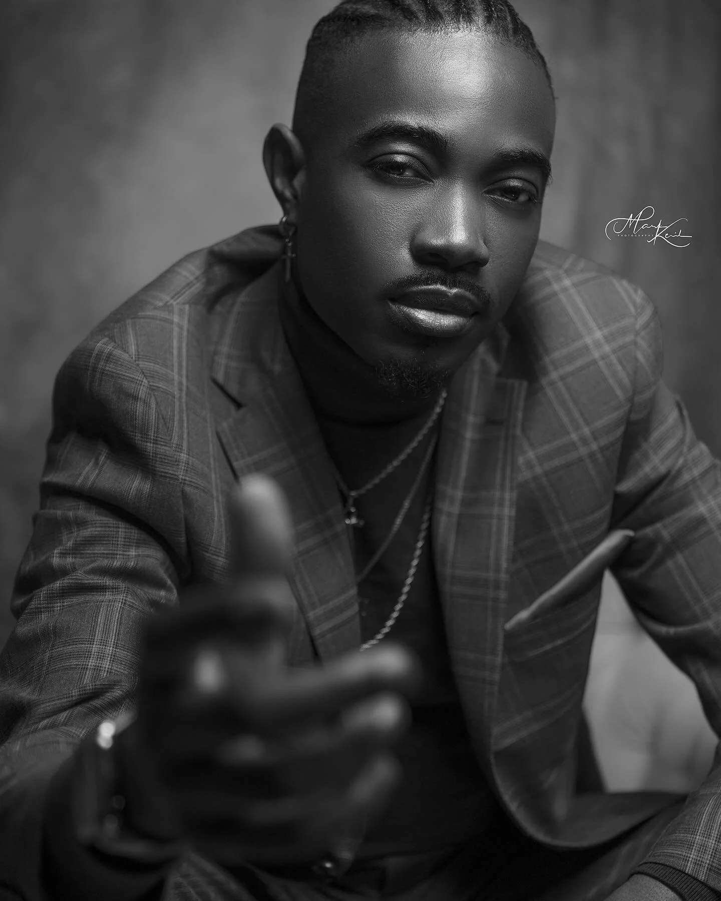 Star Quality 💫. SWIPE⏩ 
(1/2??? what u like?)
.
.
.
.

📷 : Panasonic Lumix S1R 
LENS: Lumix S PRO 24-70 2.8 
👨&zwj;🎨: @mark.j  @__mkphotography____ 
.

#king #gq #dcphotographer #gqmagazine #dmv #redchair #redtabletalk #mensfashion #meninsuits #p