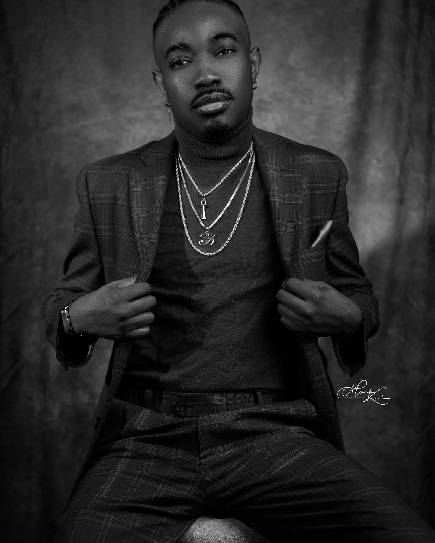 These black &amp; white shots 🔥🔥🔥
.
.
Agree or Disagree??? Comment and let me kno..
.
.

📷 : Panasonic Lumix S1R 
LENS: Lumix S PRO 24-70 F2.8 
👨&zwj;🎨: @mark.j  @__mkphotography____ 
.

#king #gq #dcphotographer #gqmagazine #dmv #redchair #red