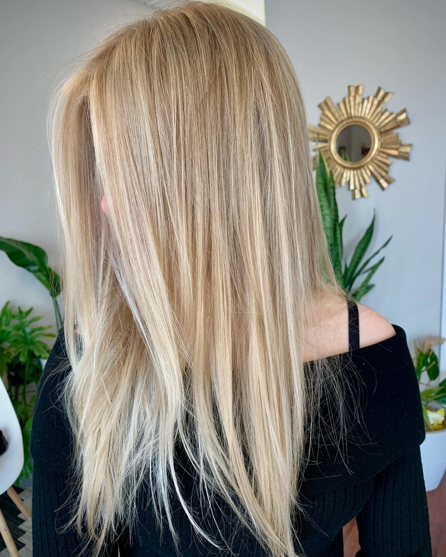 Blonde upgrade for your feed today. 

It&rsquo;s a full ass highlight w/ some tip outs and a lil&rsquo; root tap. 

If you don&rsquo;t know what any of that means that&rsquo;s totally cool. 

It took 3 hours. 

#chicagobalayageartist #chicagobalayage