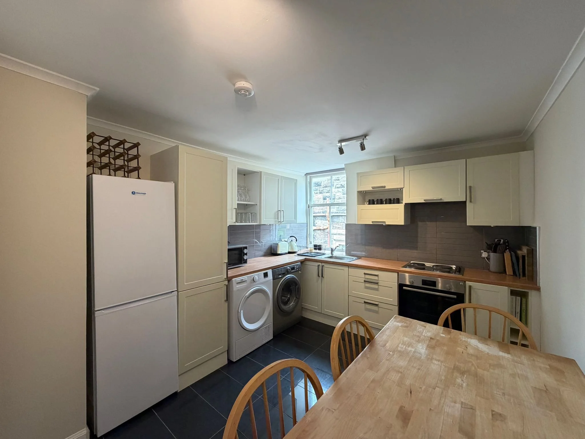 Kitchen 2.jpeg
