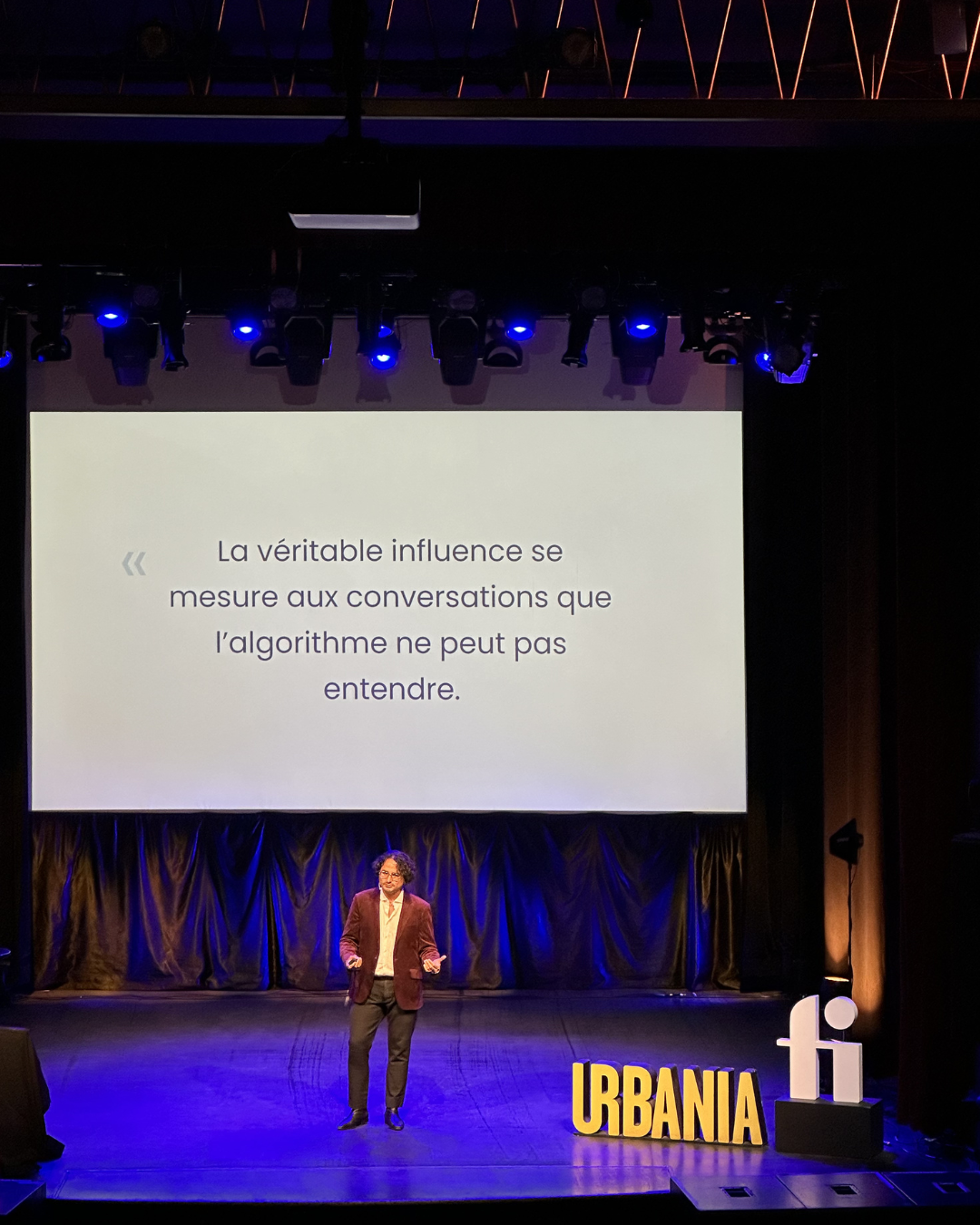 Présentation de Fabrizio Barrios Bazo au Sommet Création de contenu 2026 expliquant l’importance du dark social et des conversations privées dans les stratégies de contenu modernes.